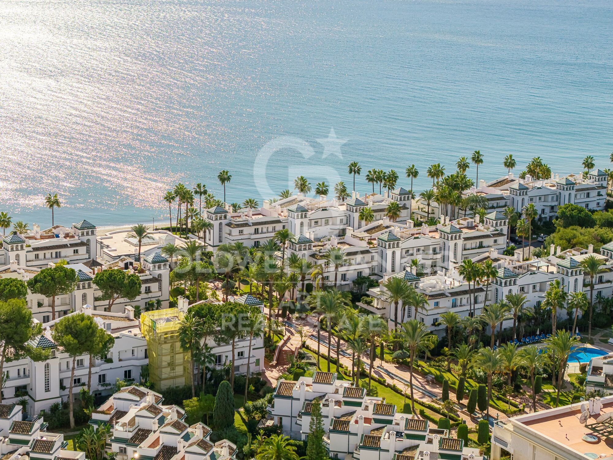 Exklusives renoviertes Penthouse in erster Strandlinie an der New Golden Mile