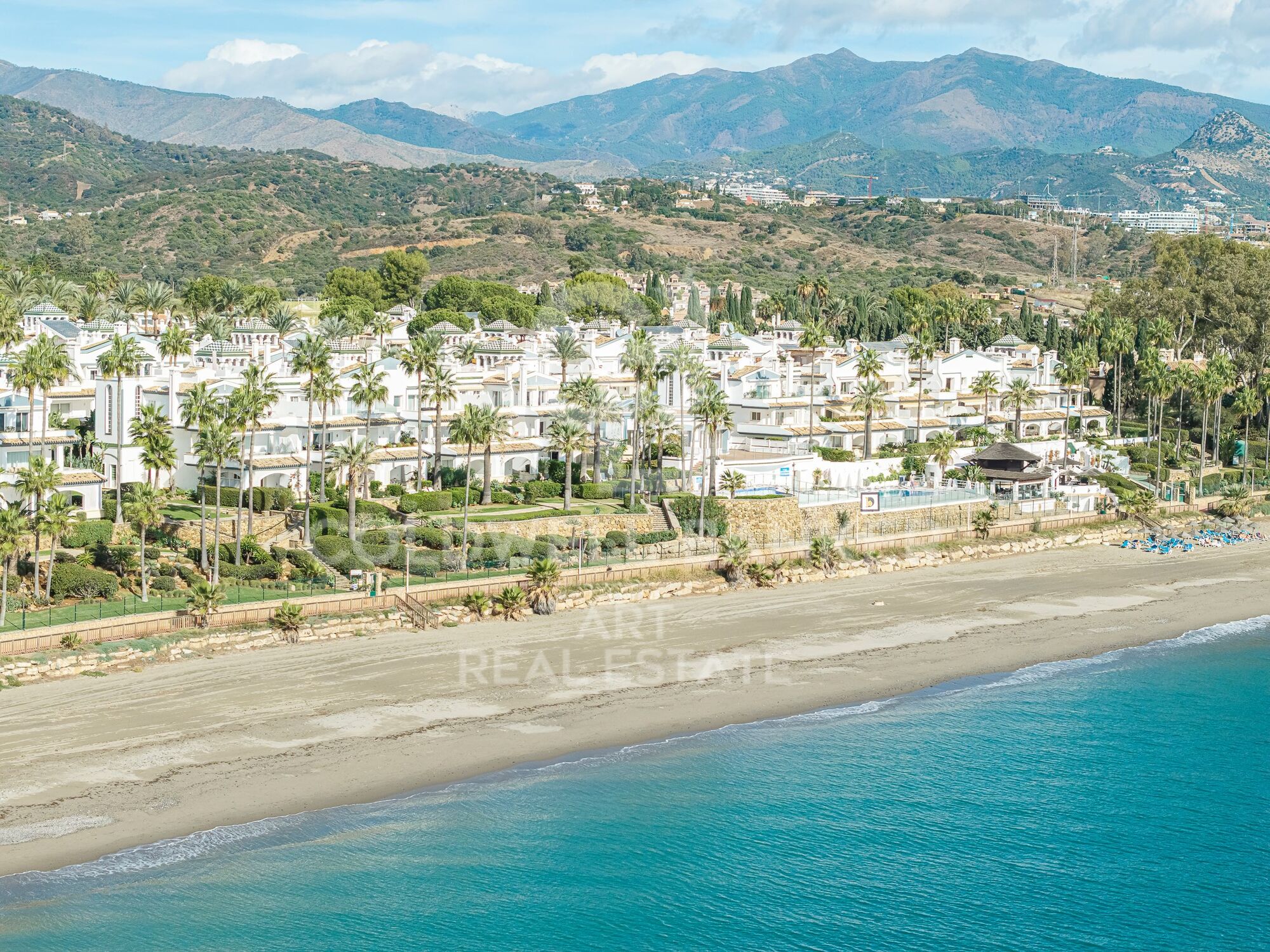 Exklusives renoviertes Penthouse in erster Strandlinie an der New Golden Mile