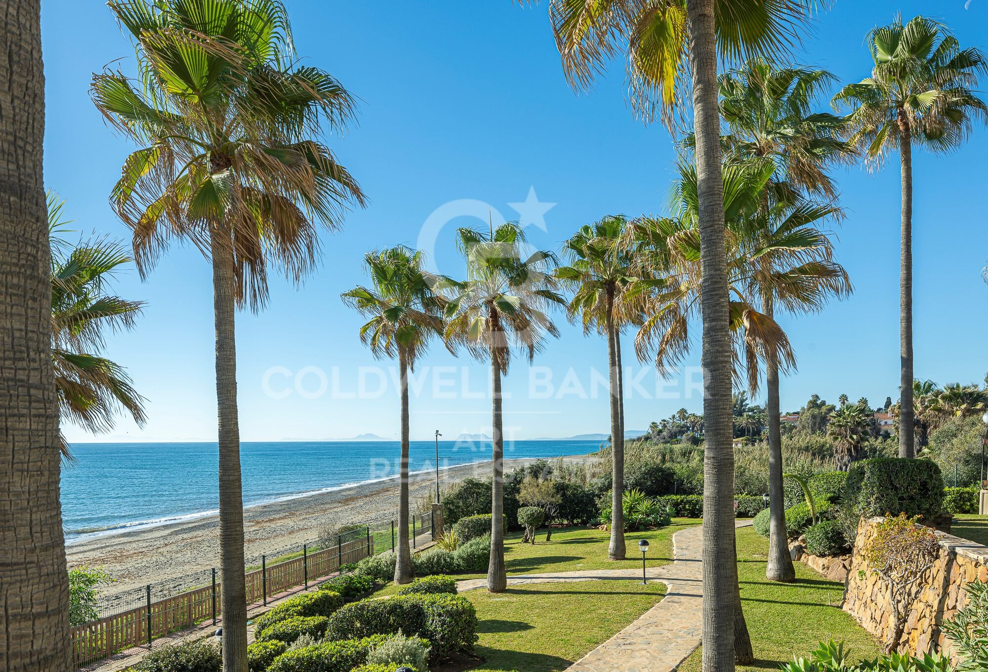 Exklusives renoviertes Penthouse in erster Strandlinie an der New Golden Mile