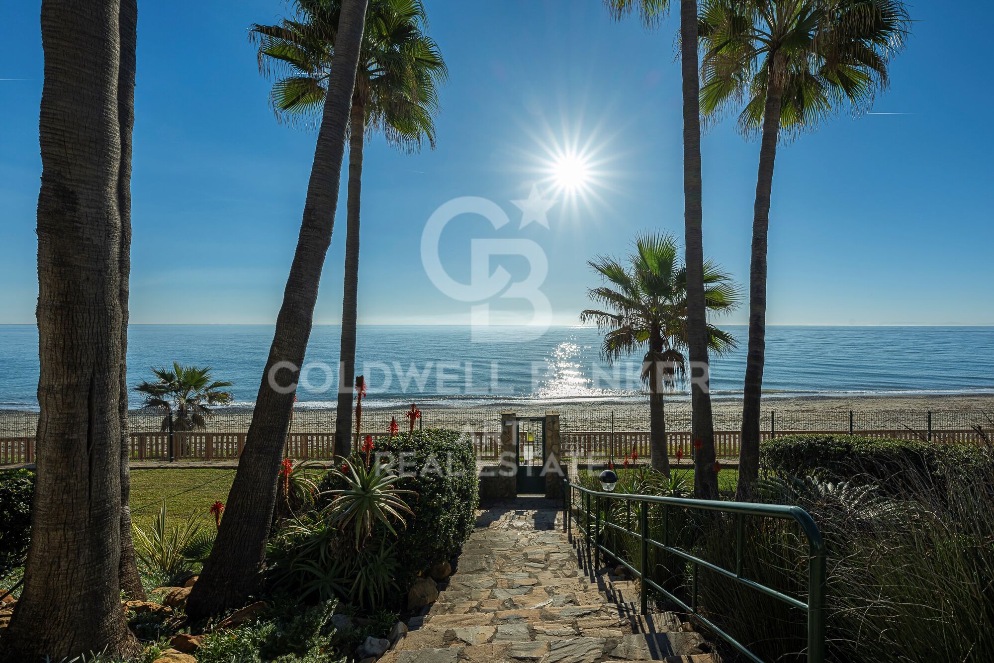 Exklusives renoviertes Penthouse in erster Strandlinie an der New Golden Mile