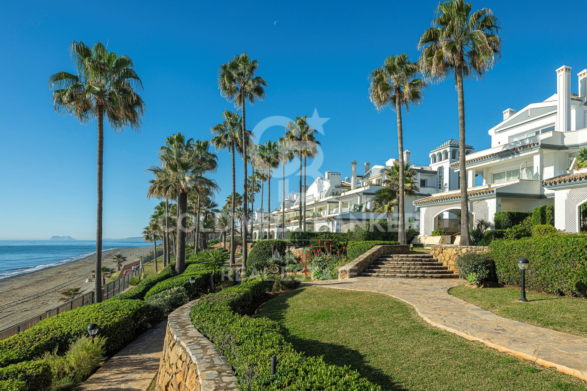 Exklusives renoviertes Penthouse in erster Strandlinie an der New Golden Mile