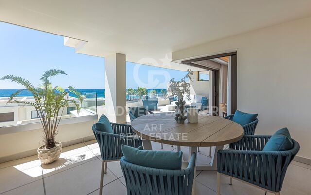 Exclusivo apartamento en primera línea de playa entre Marbella y Estepona