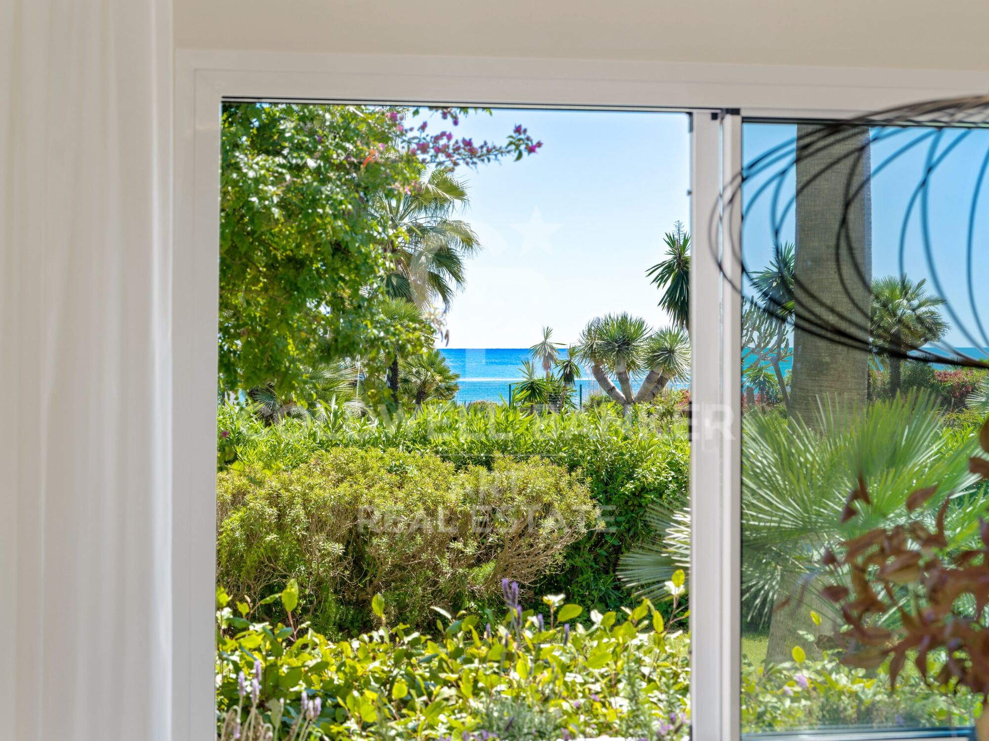 Appartement neuf exclusif en première ligne de plage à Costalita