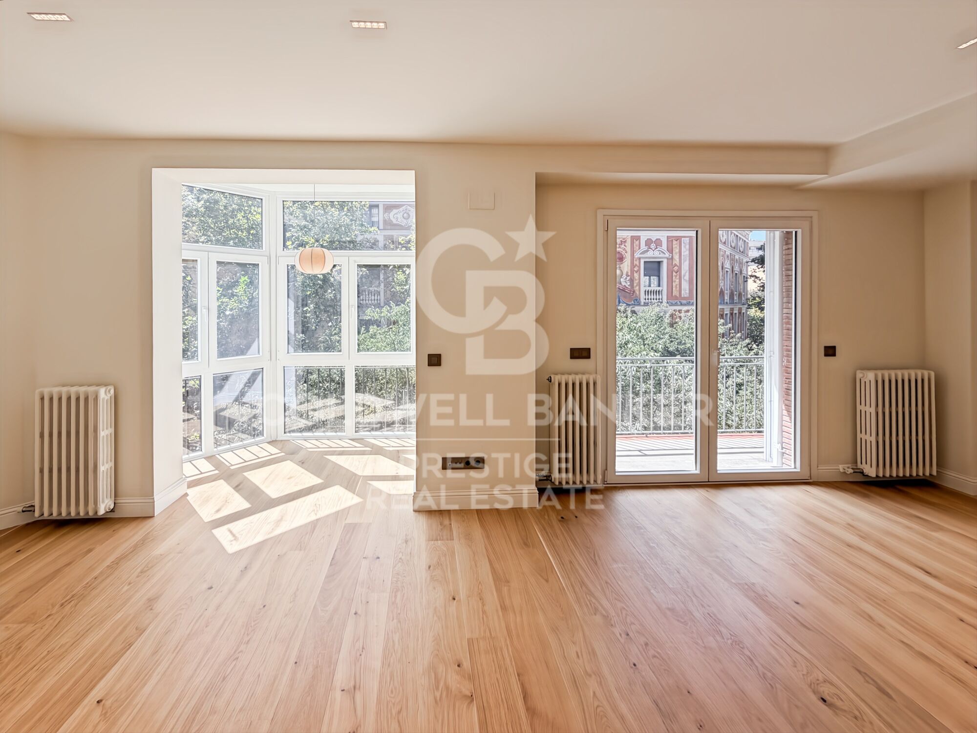 Large flat fully renovated for sale in pedestrian street Consell de Cent