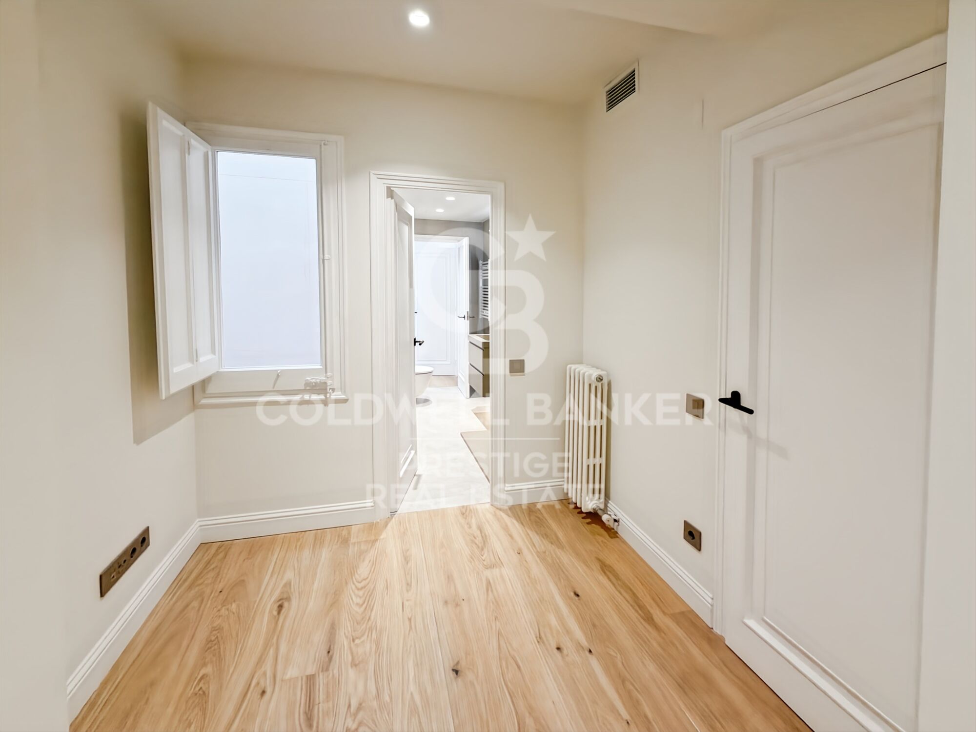 Large flat fully renovated for sale in pedestrian street Consell de Cent
