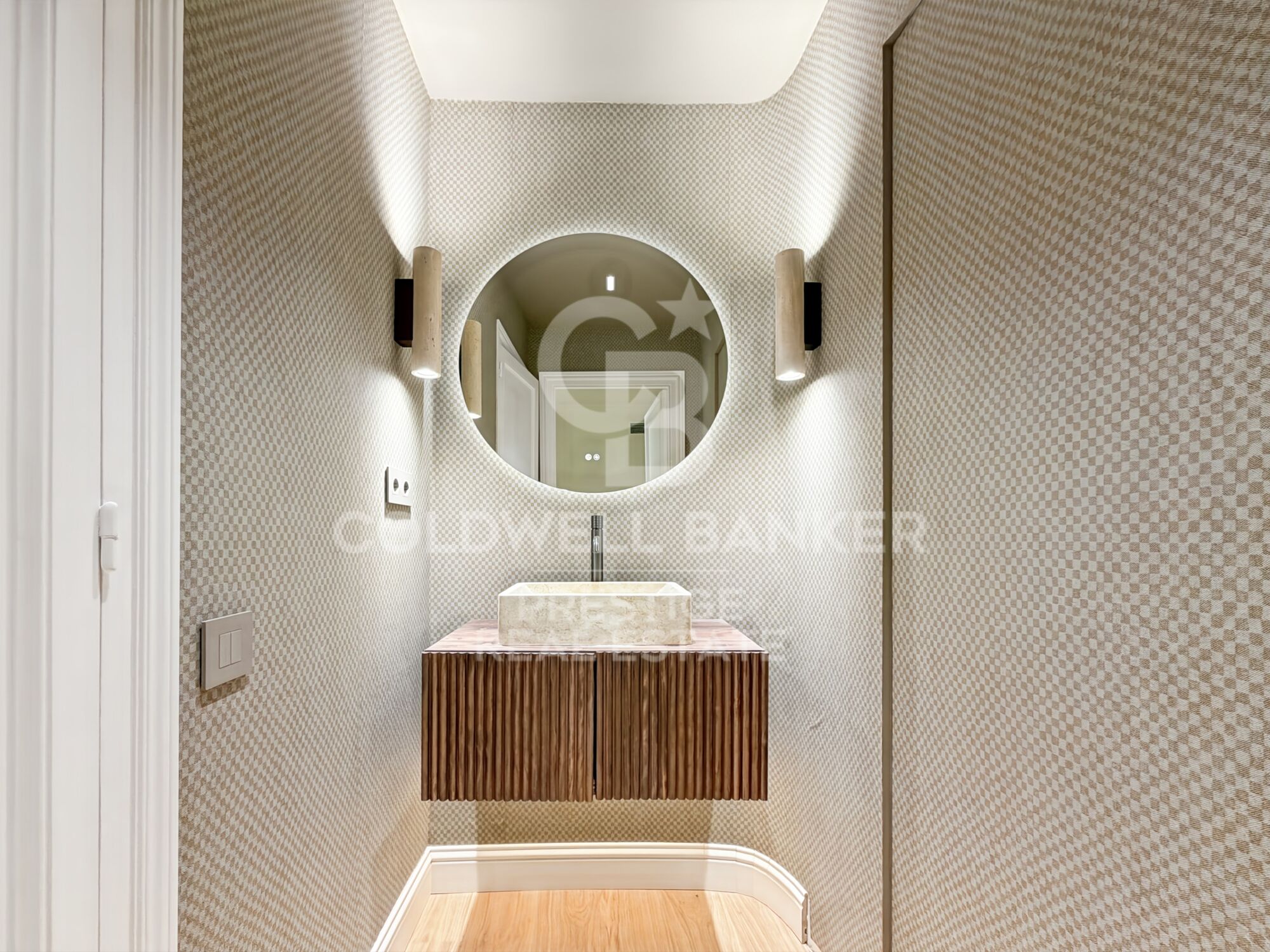 Large flat fully renovated for sale in pedestrian street Consell de Cent