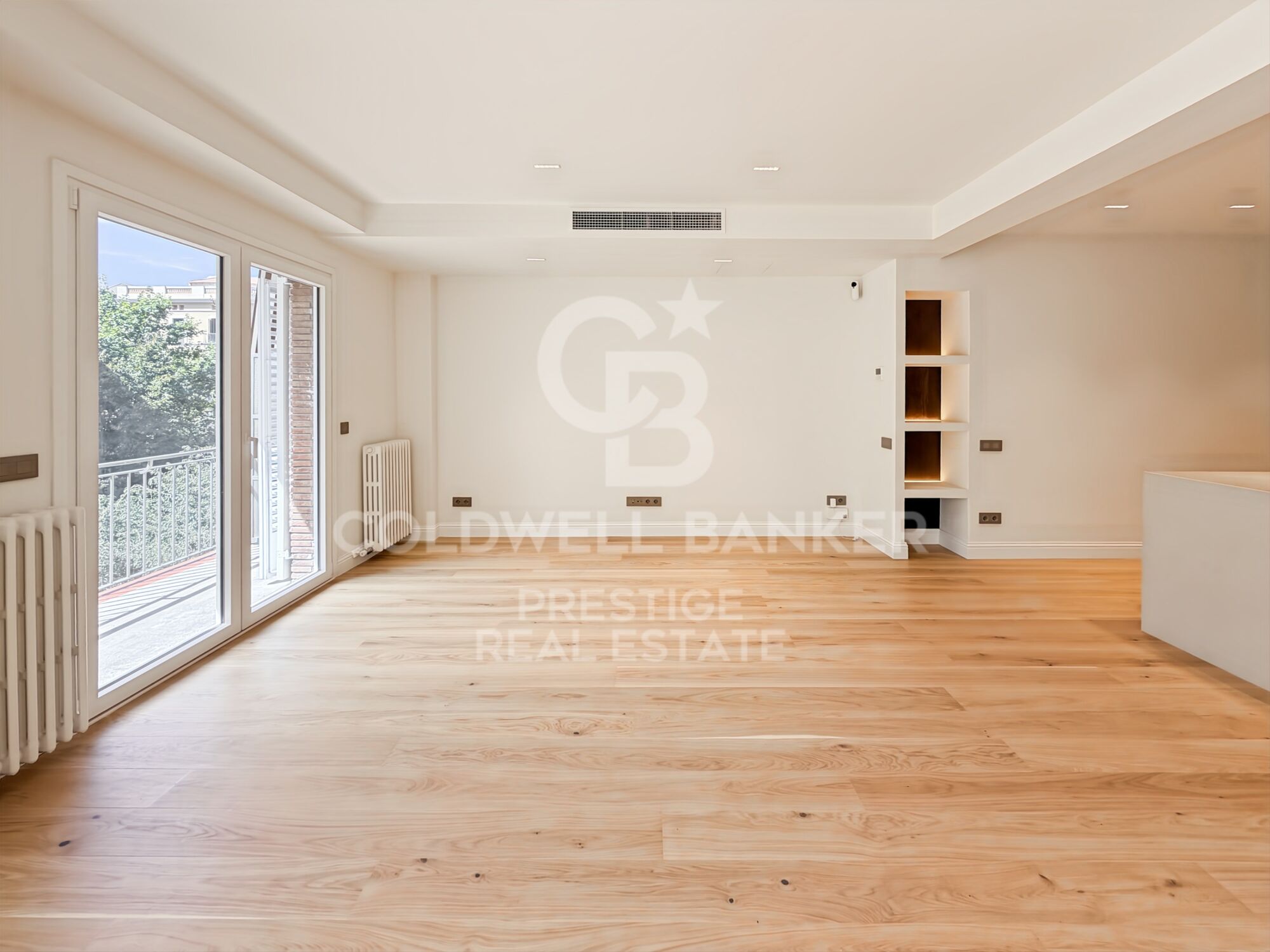 Large flat fully renovated for sale in pedestrian street Consell de Cent