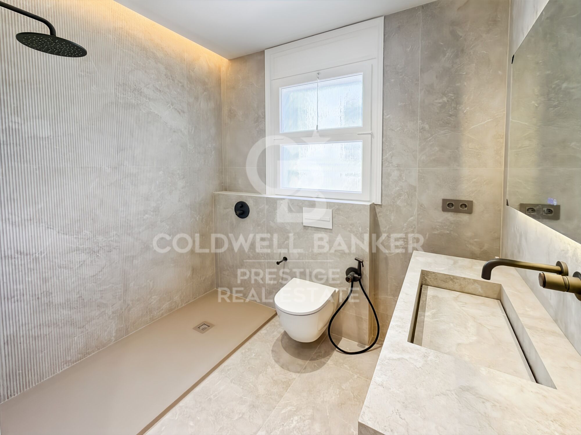 Large flat fully renovated for sale in pedestrian street Consell de Cent