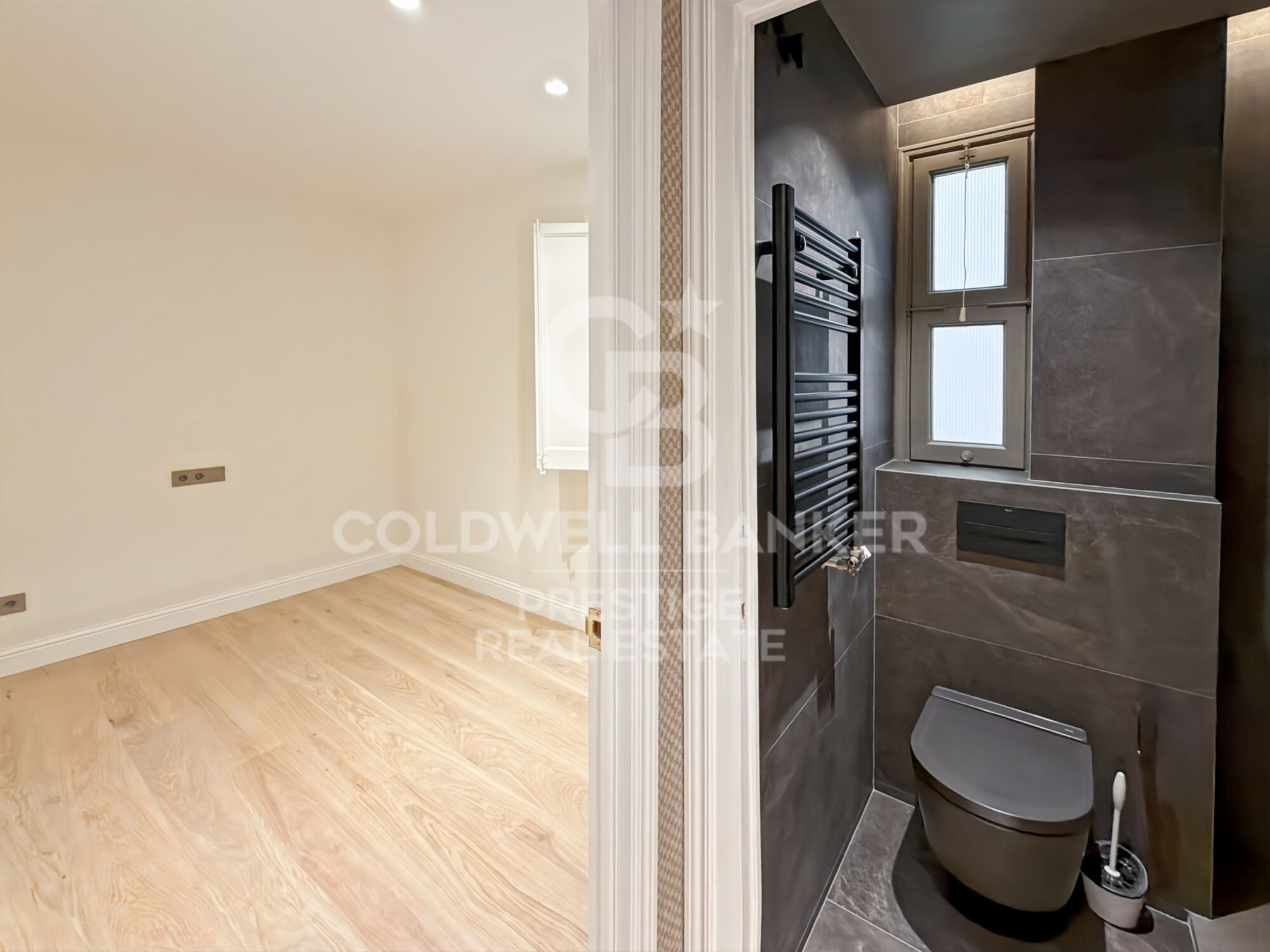 Large flat fully renovated for sale in pedestrian street Consell de Cent
