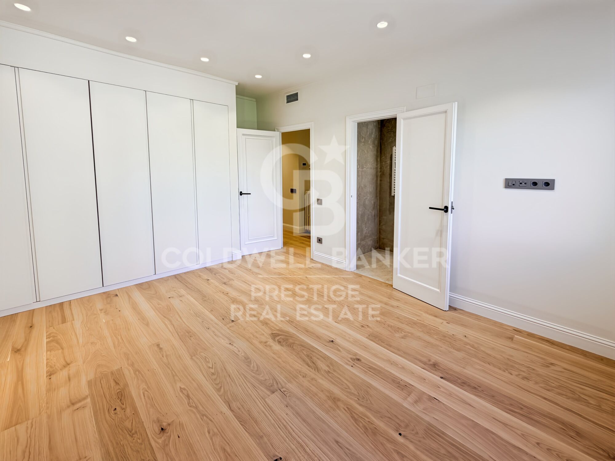 Large flat fully renovated for sale in pedestrian street Consell de Cent