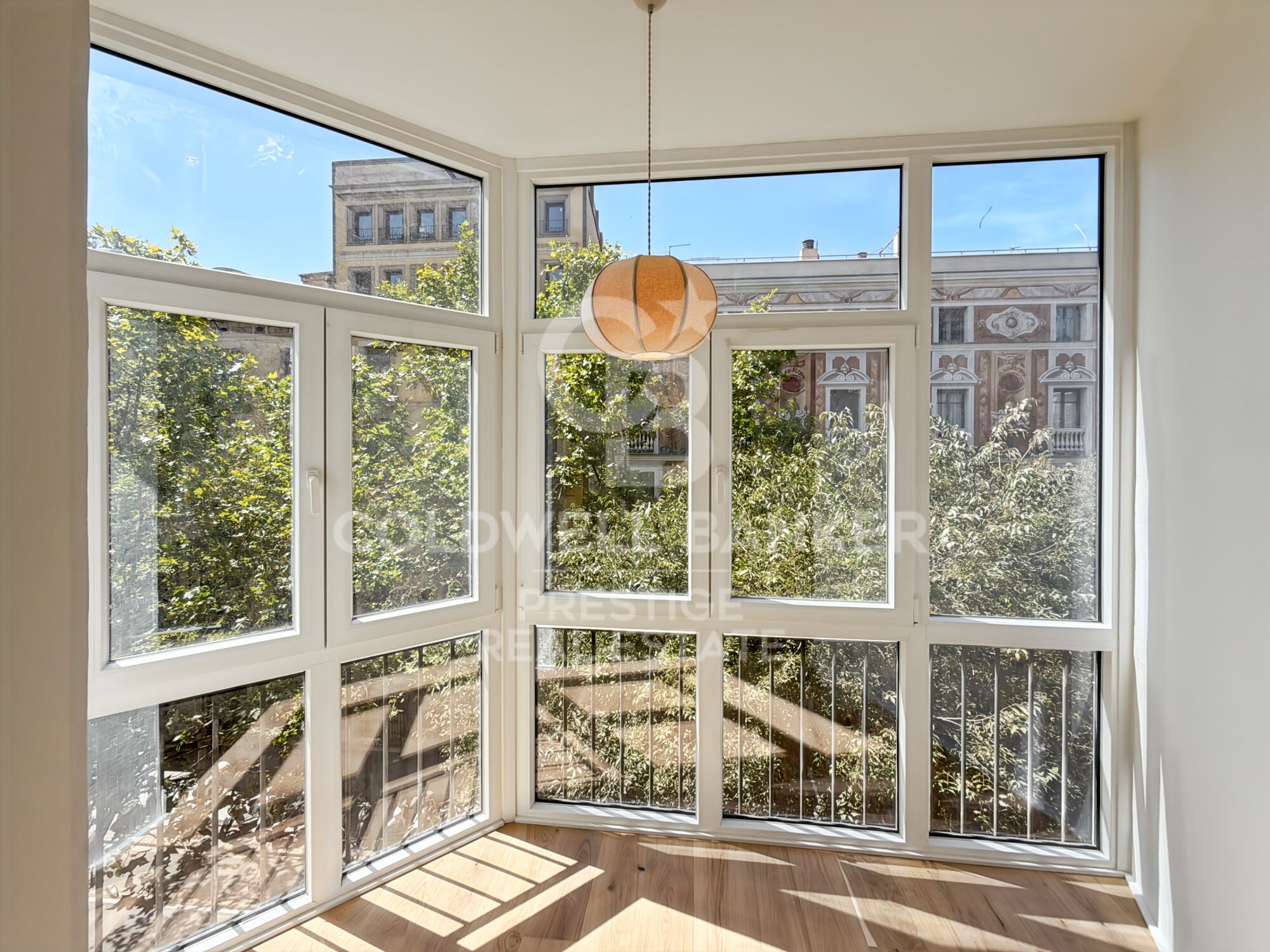 Large flat fully renovated for sale in pedestrian street Consell de Cent