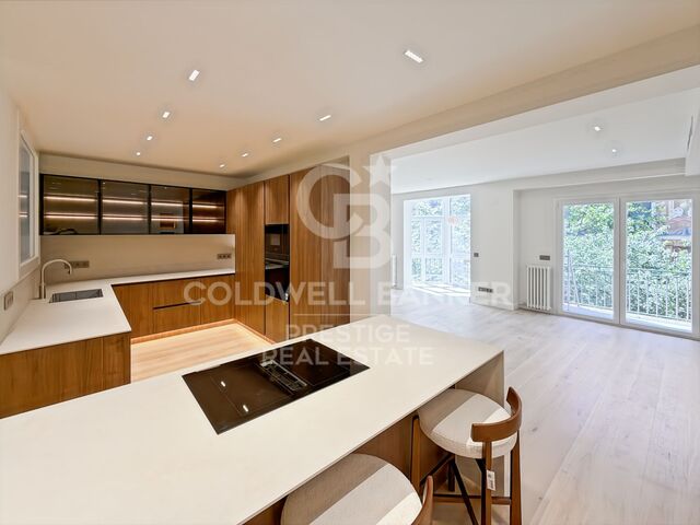 Large flat fully renovated for sale in pedestrian street Consell de Cent