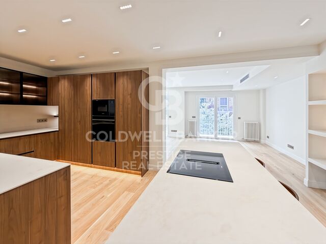 Large flat fully renovated for sale in pedestrian street Consell de Cent
