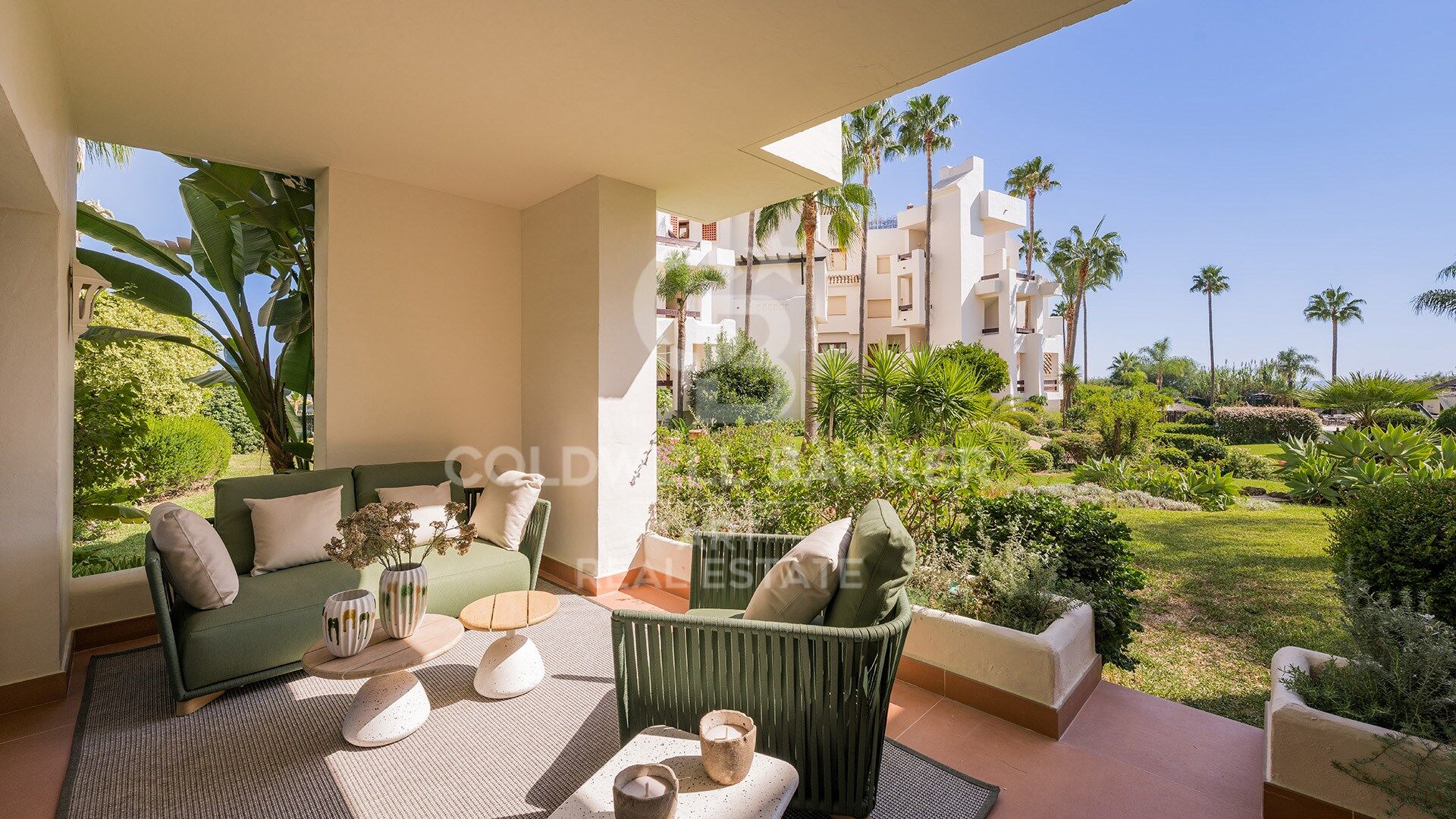 Elegante renovierte Wohnung mit privater Terrasse und Meerblick