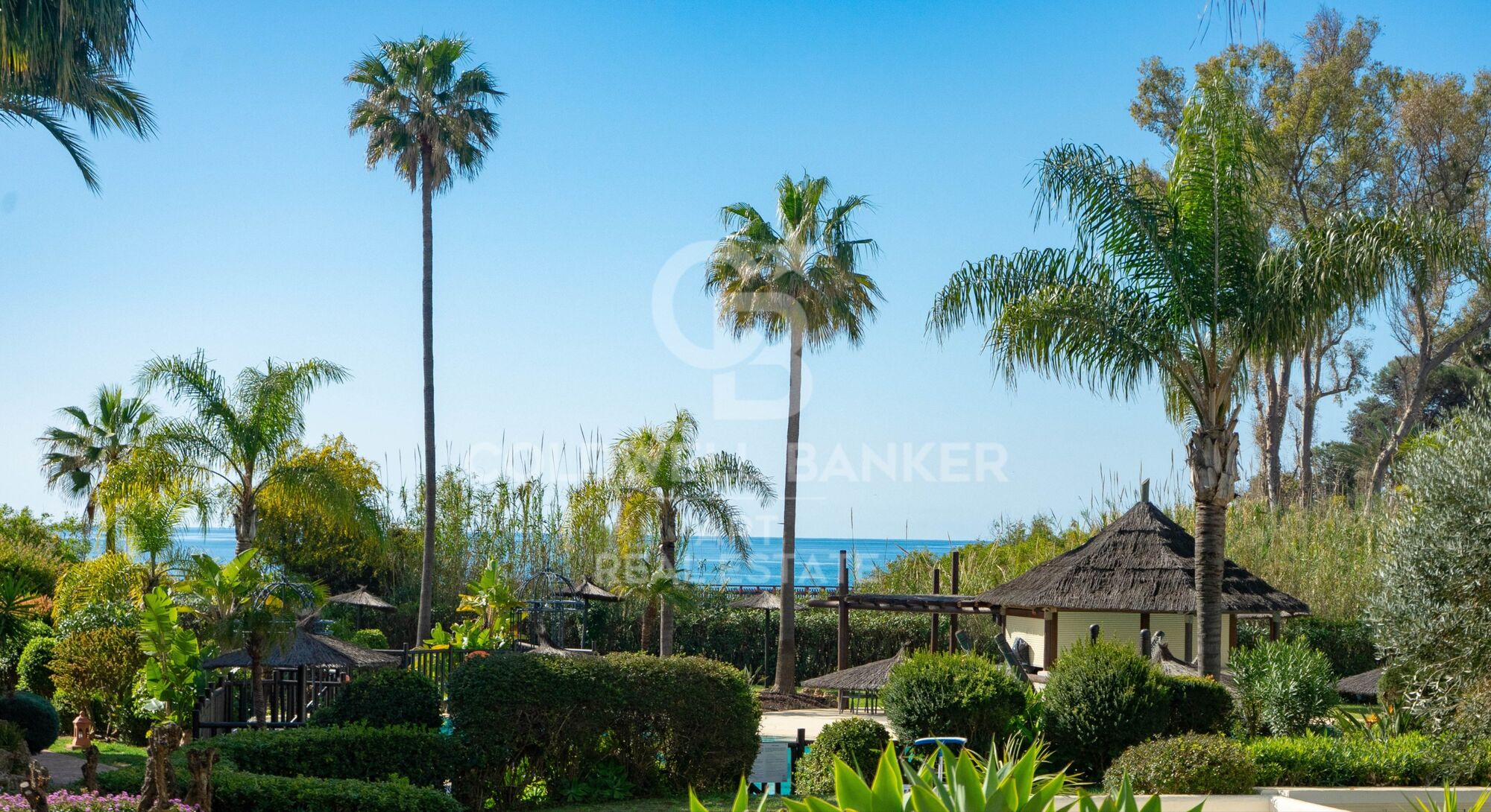 Elegante renovierte Wohnung mit privater Terrasse und Meerblick