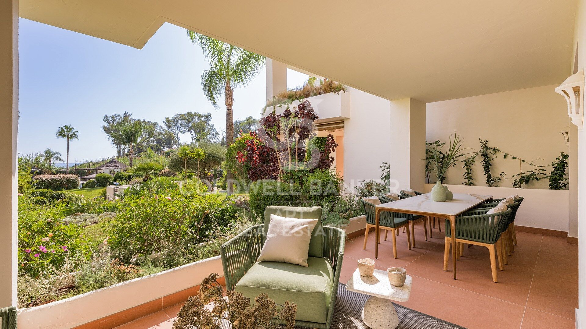 Elegante renovierte Wohnung mit privater Terrasse und Meerblick
