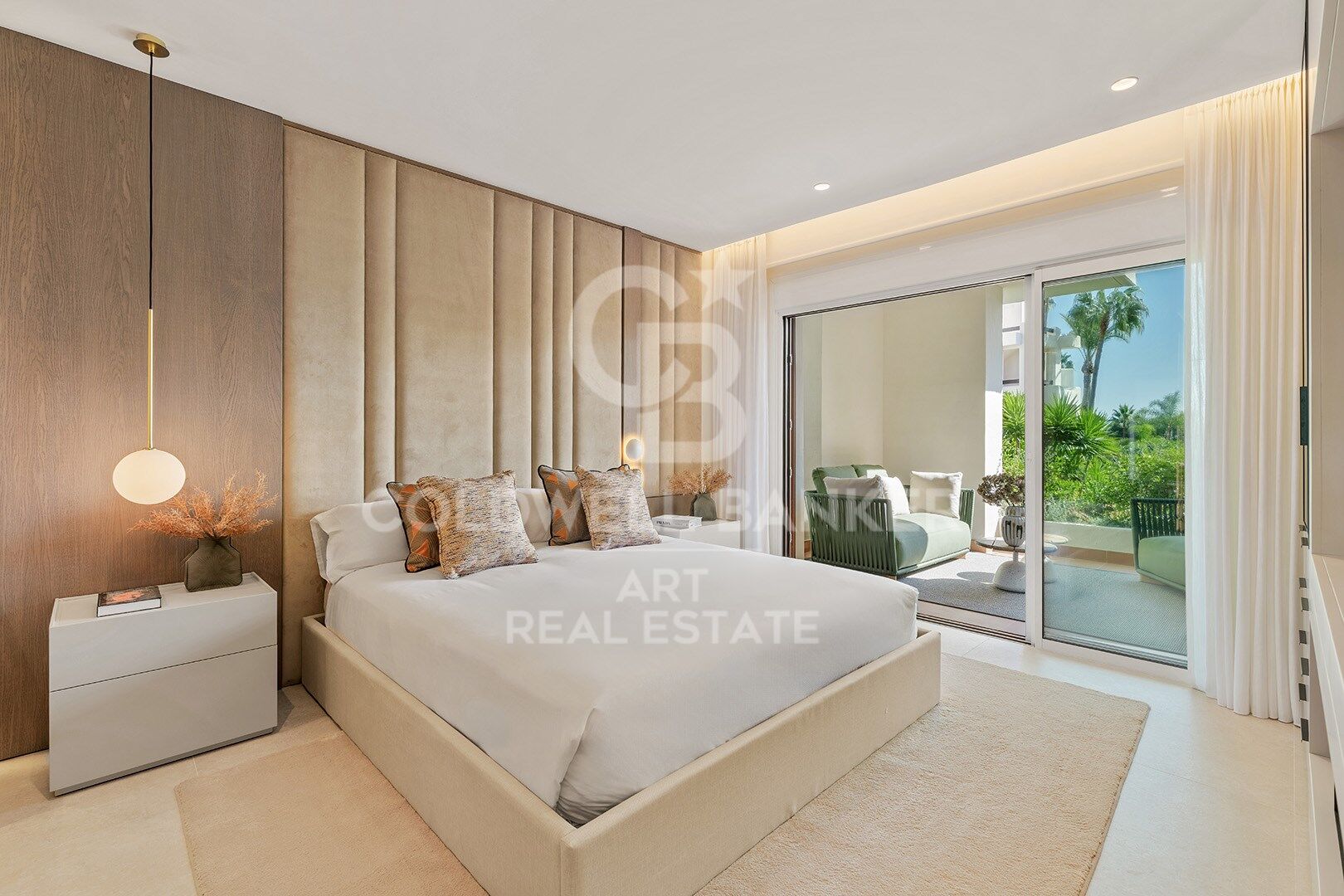 Elegante renovierte Wohnung mit privater Terrasse und Meerblick