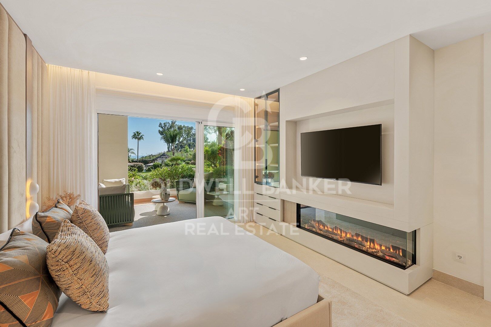 Elegante renovierte Wohnung mit privater Terrasse und Meerblick