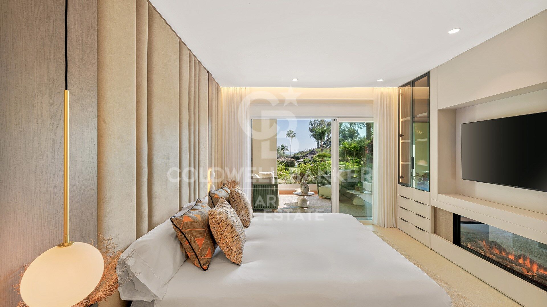 Elegante renovierte Wohnung mit privater Terrasse und Meerblick