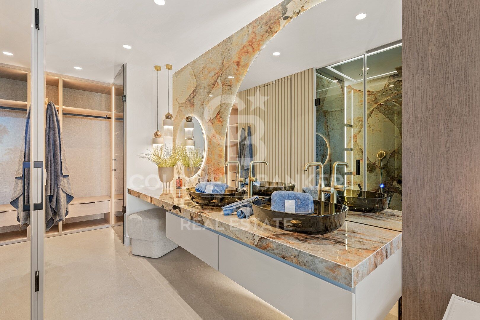 Elegante renovierte Wohnung mit privater Terrasse und Meerblick