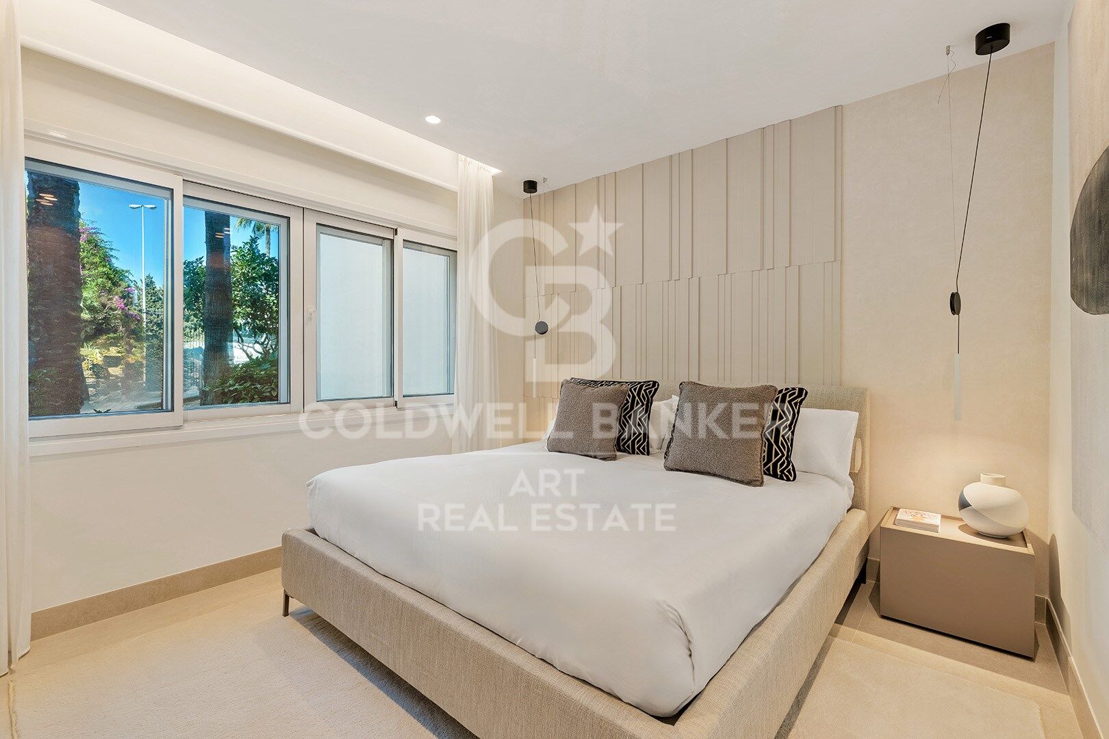 Elegante renovierte Wohnung mit privater Terrasse und Meerblick