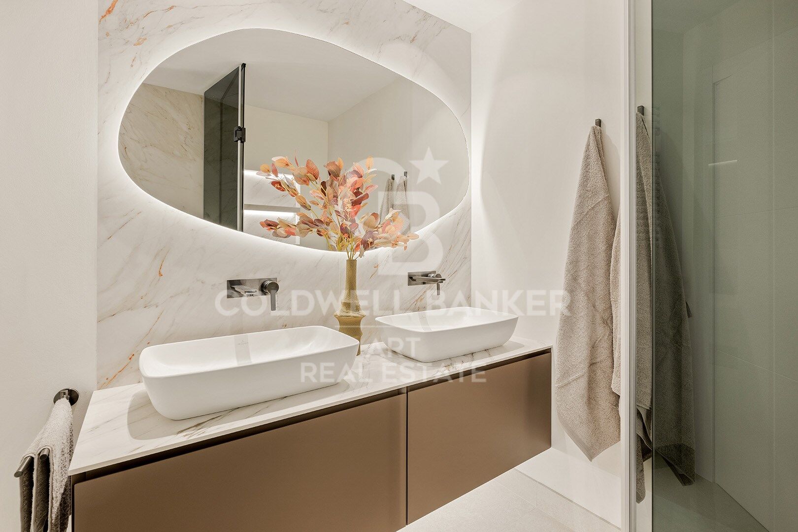 Elegante renovierte Wohnung mit privater Terrasse und Meerblick