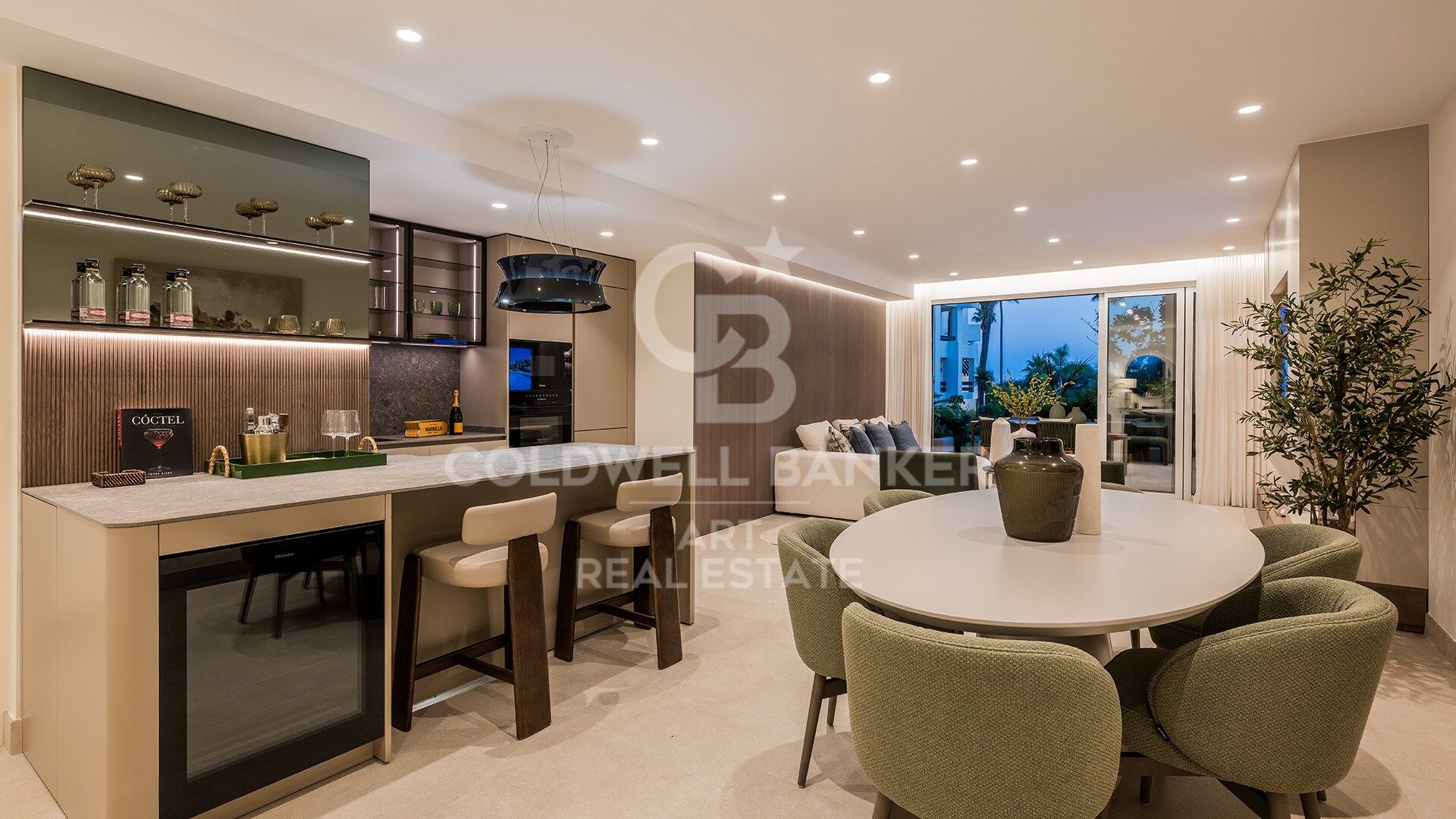 Elegante renovierte Wohnung mit privater Terrasse und Meerblick