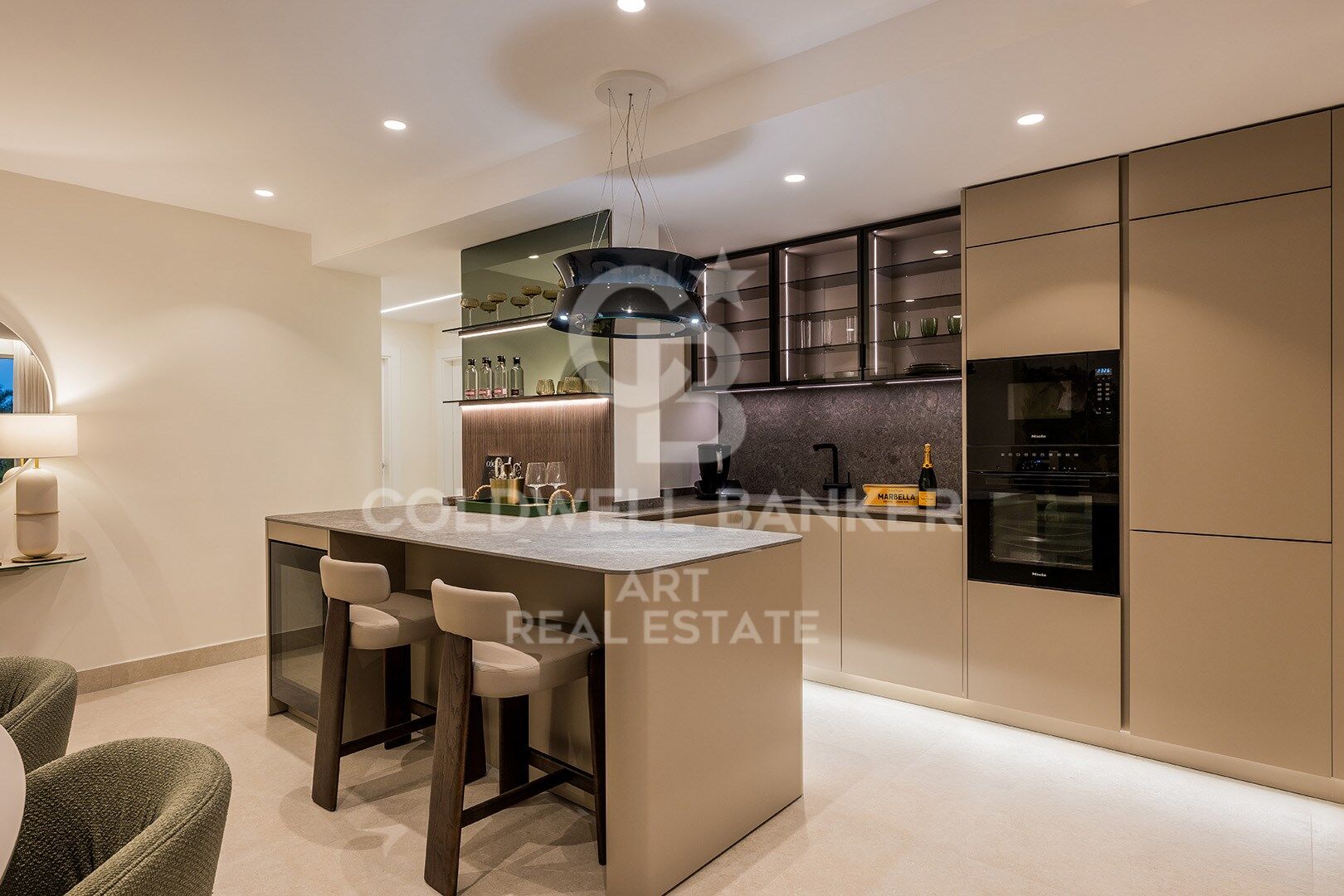 Elegante renovierte Wohnung mit privater Terrasse und Meerblick
