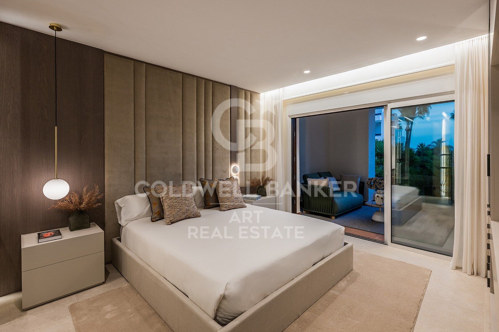 Elegante renovierte Wohnung mit privater Terrasse und Meerblick