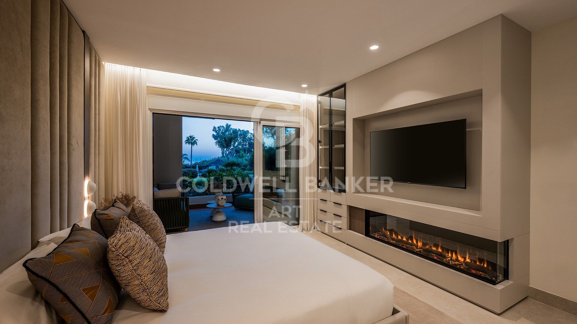 Elegante renovierte Wohnung mit privater Terrasse und Meerblick