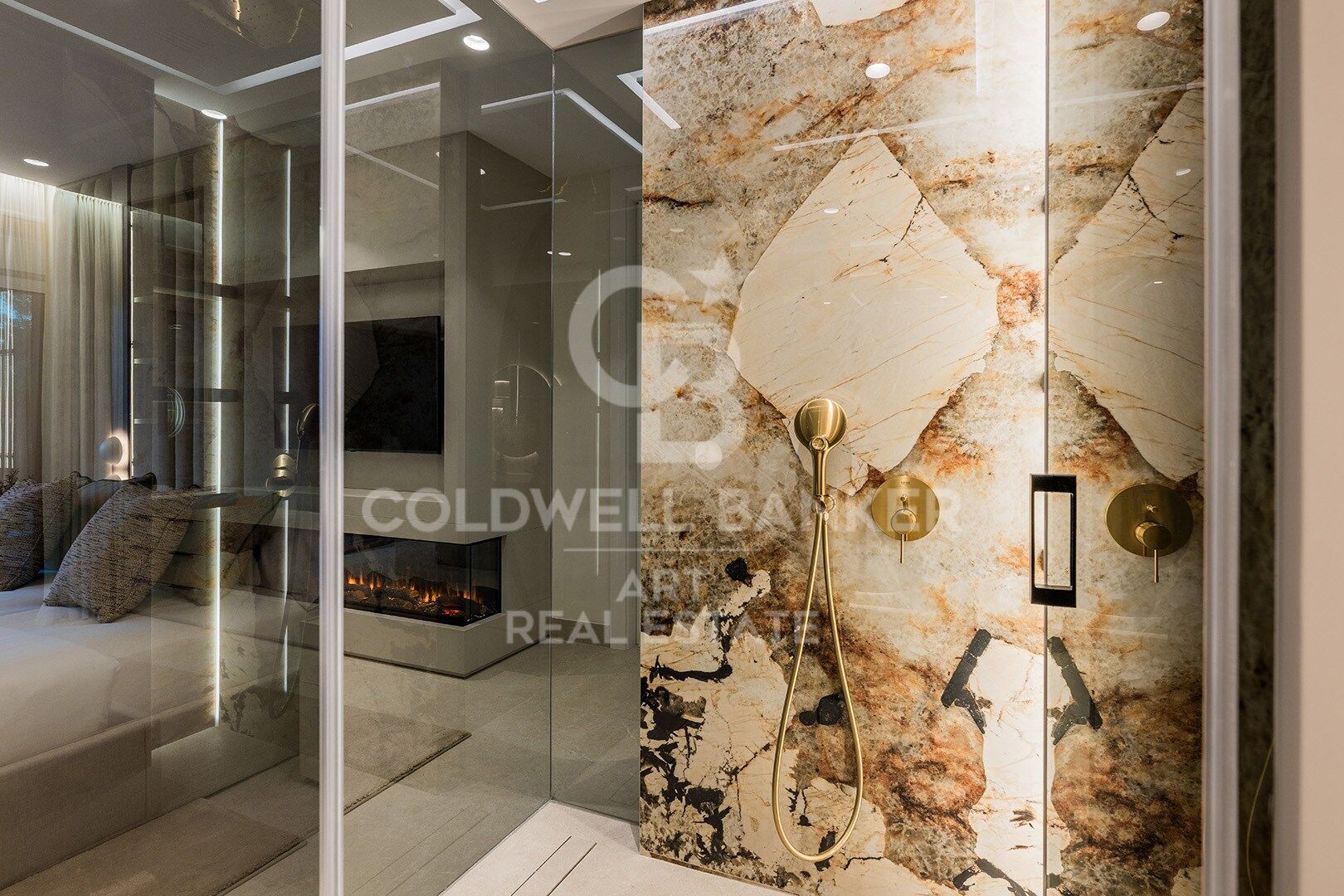 Elegante renovierte Wohnung mit privater Terrasse und Meerblick