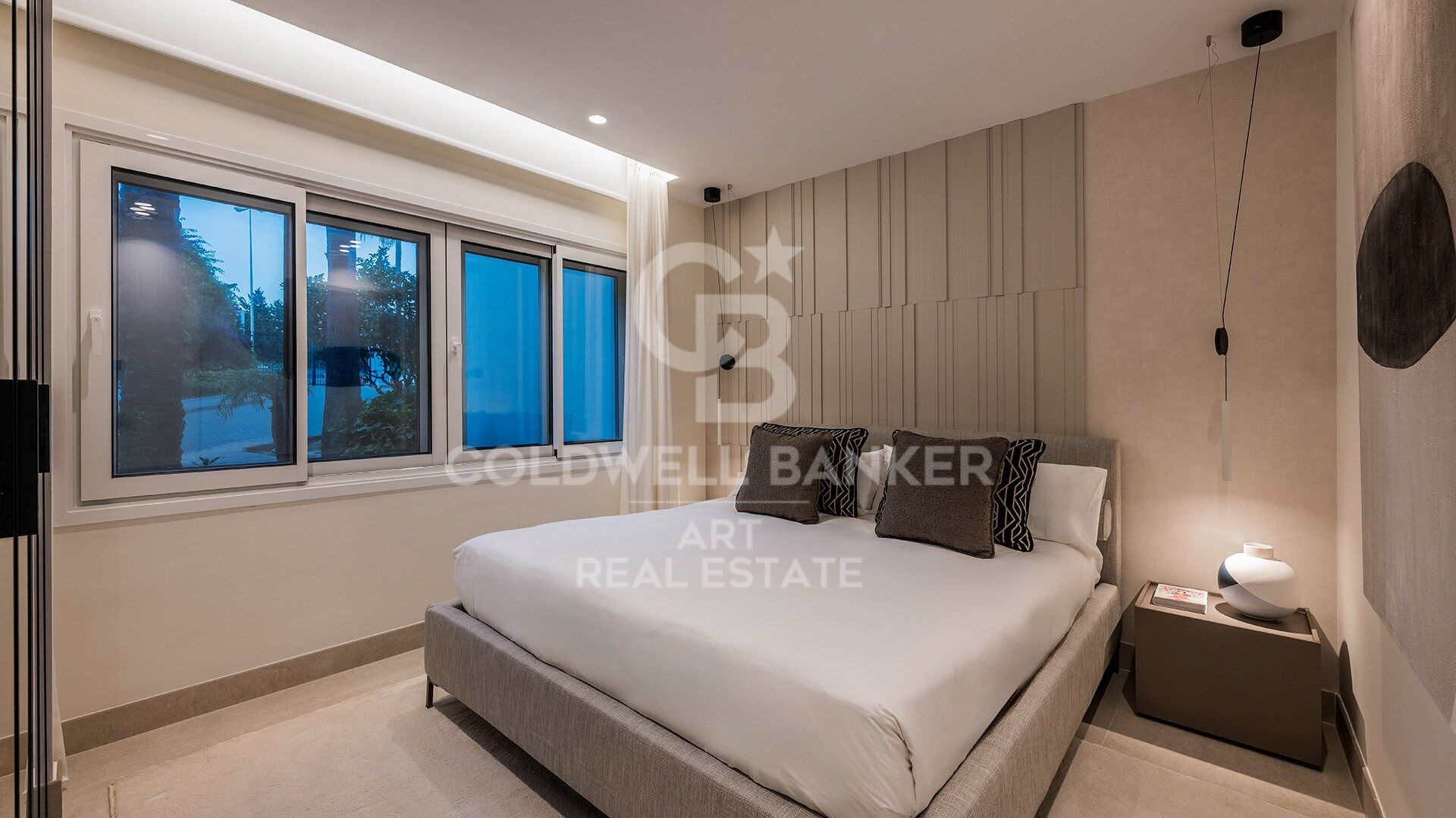 Elegante renovierte Wohnung mit privater Terrasse und Meerblick