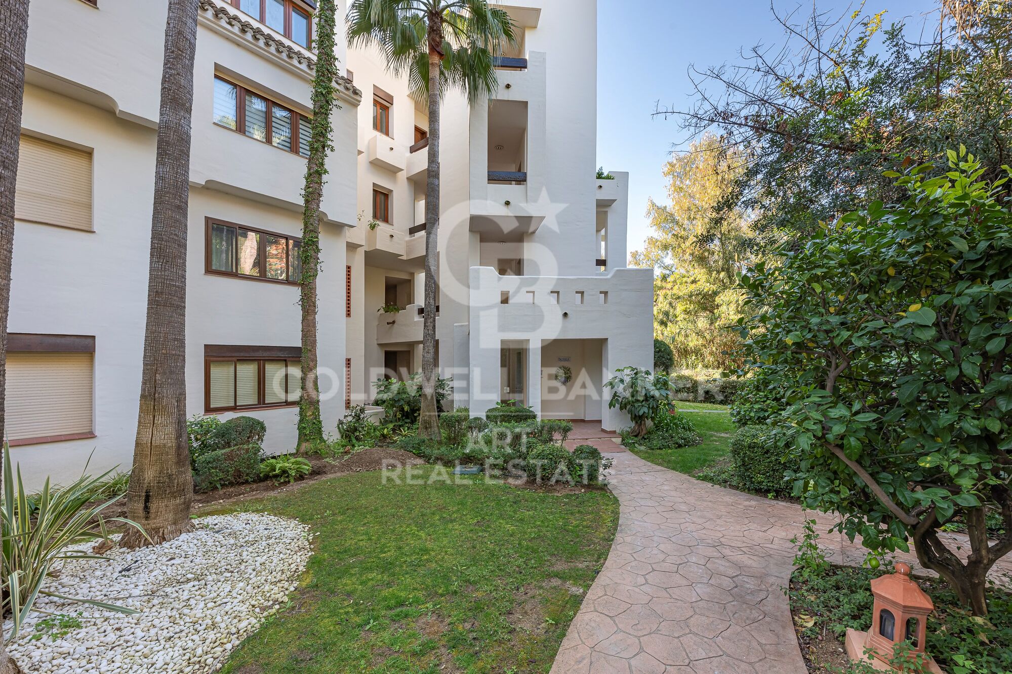 Elegante renovierte Wohnung mit privater Terrasse und Meerblick