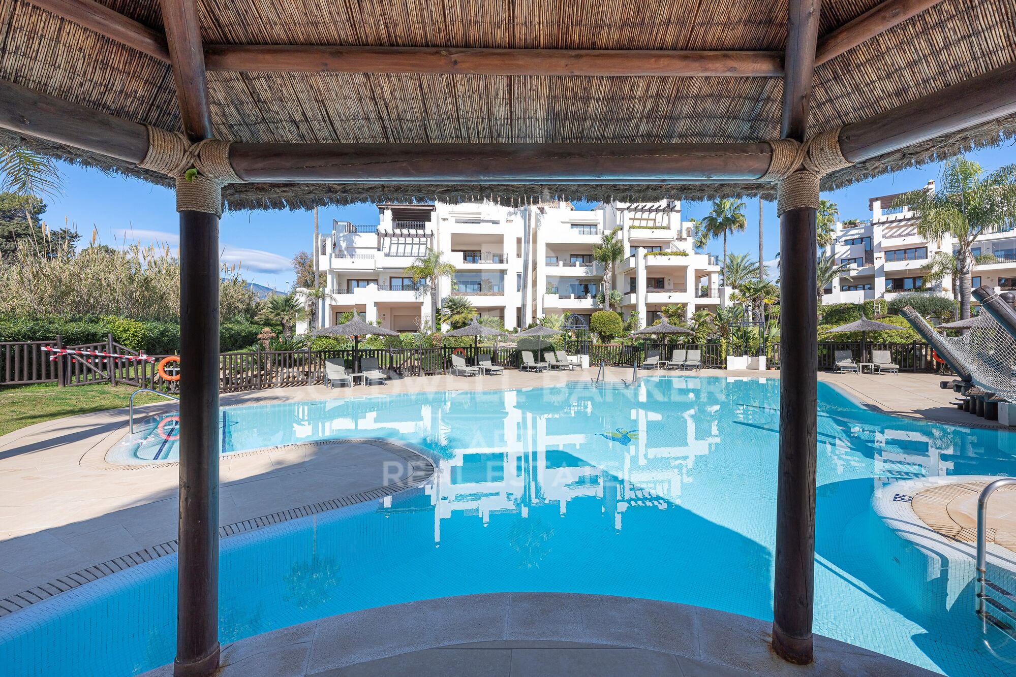 Elegante renovierte Wohnung mit privater Terrasse und Meerblick
