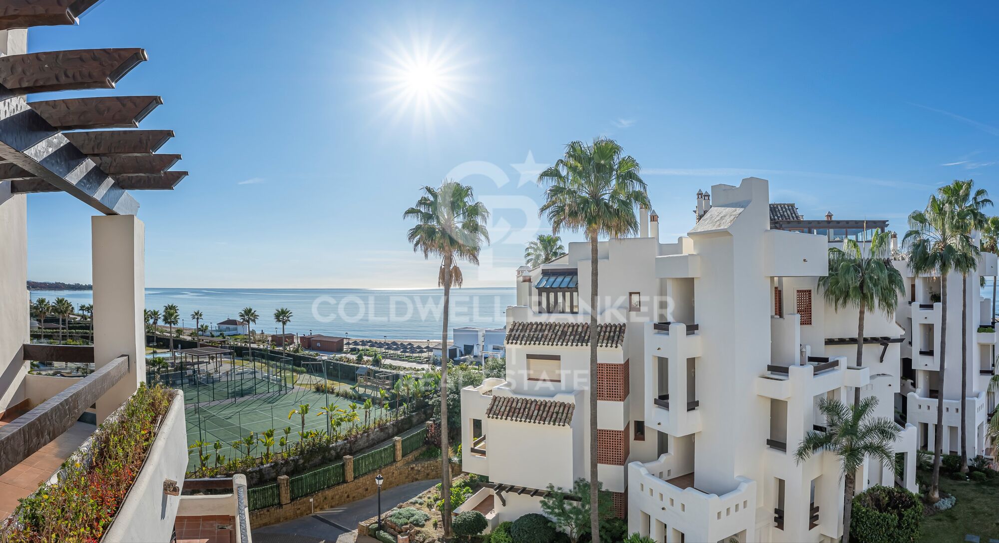 Elegante renovierte Wohnung mit privater Terrasse und Meerblick