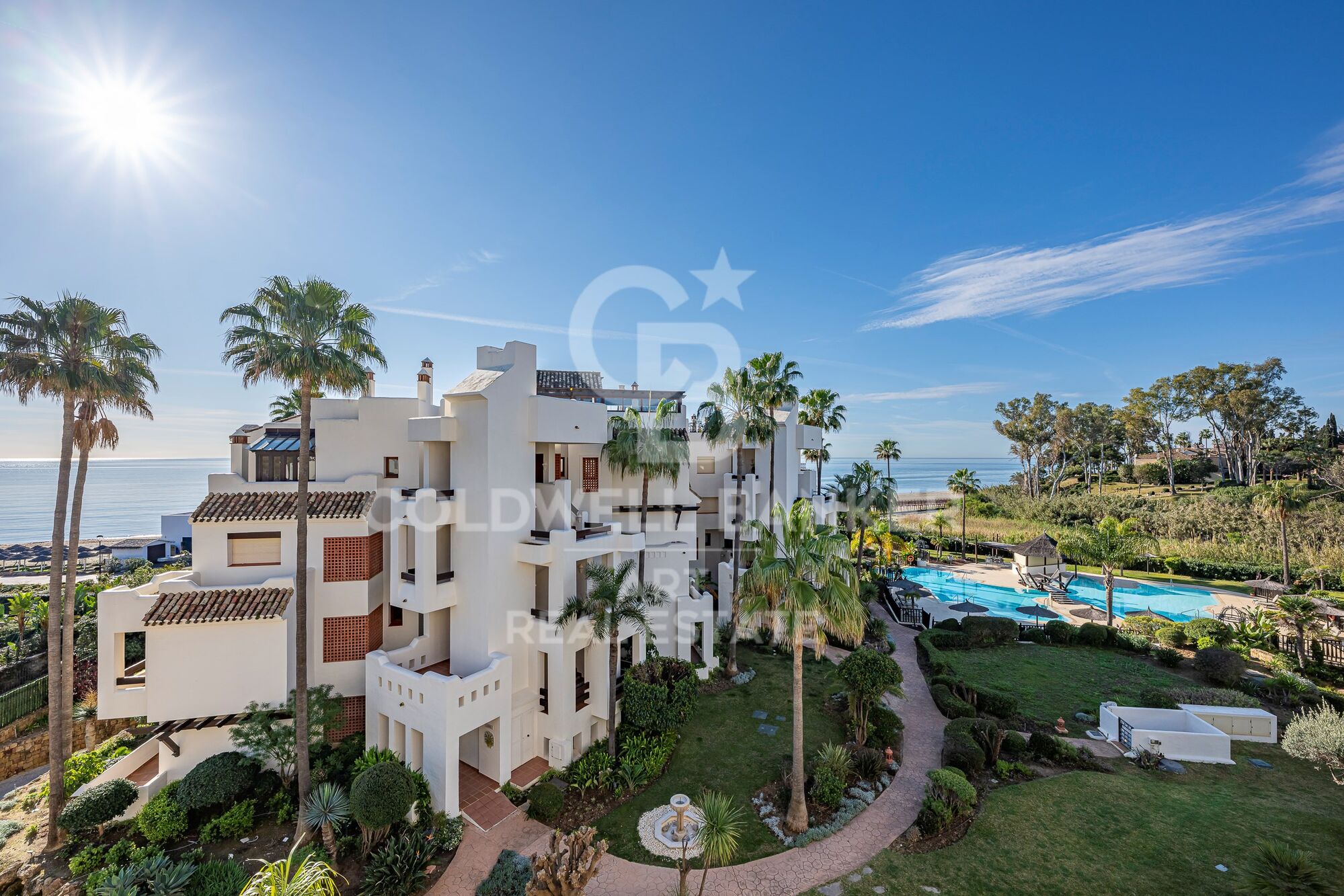 Elegante renovierte Wohnung mit privater Terrasse und Meerblick