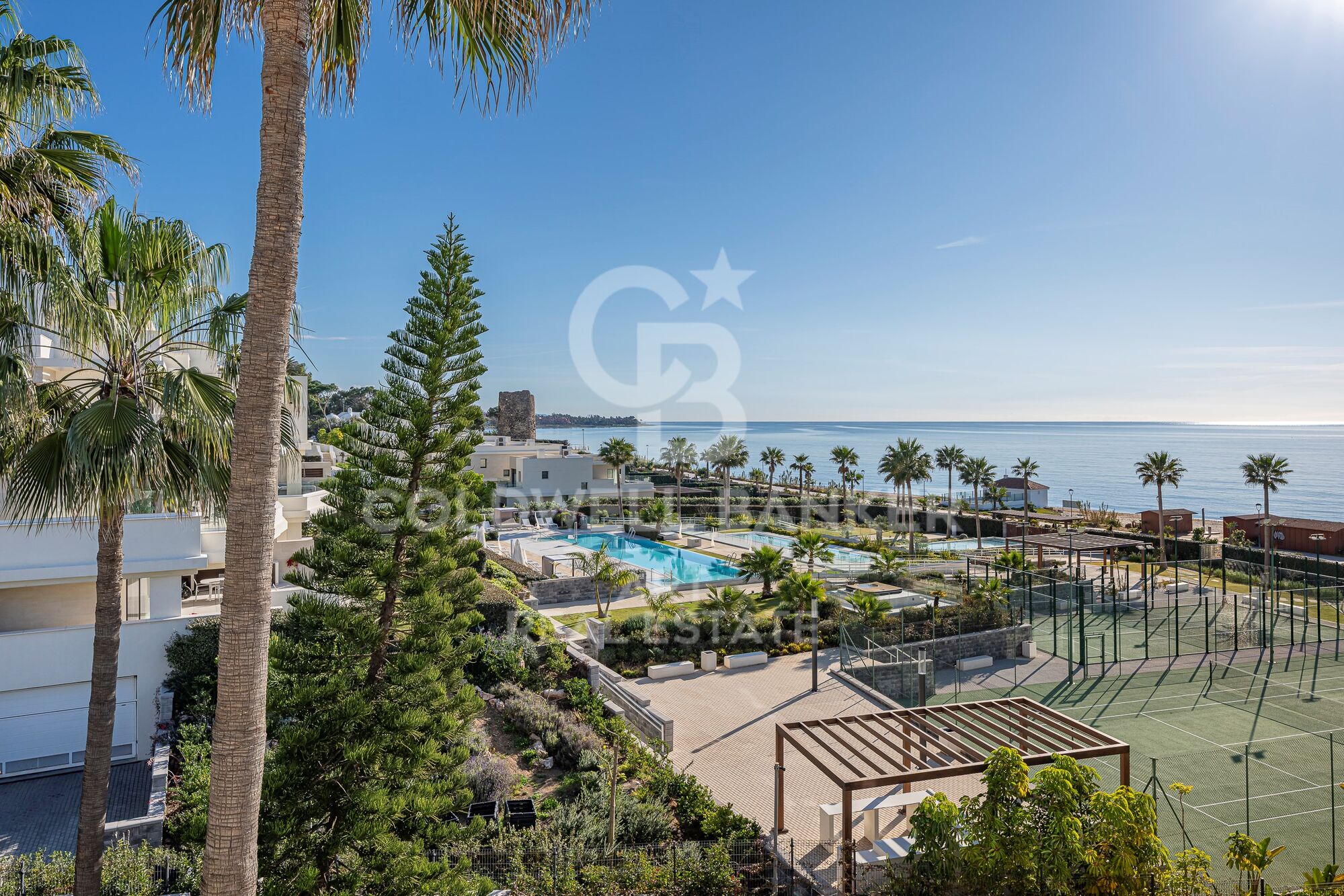 Elegante renovierte Wohnung mit privater Terrasse und Meerblick