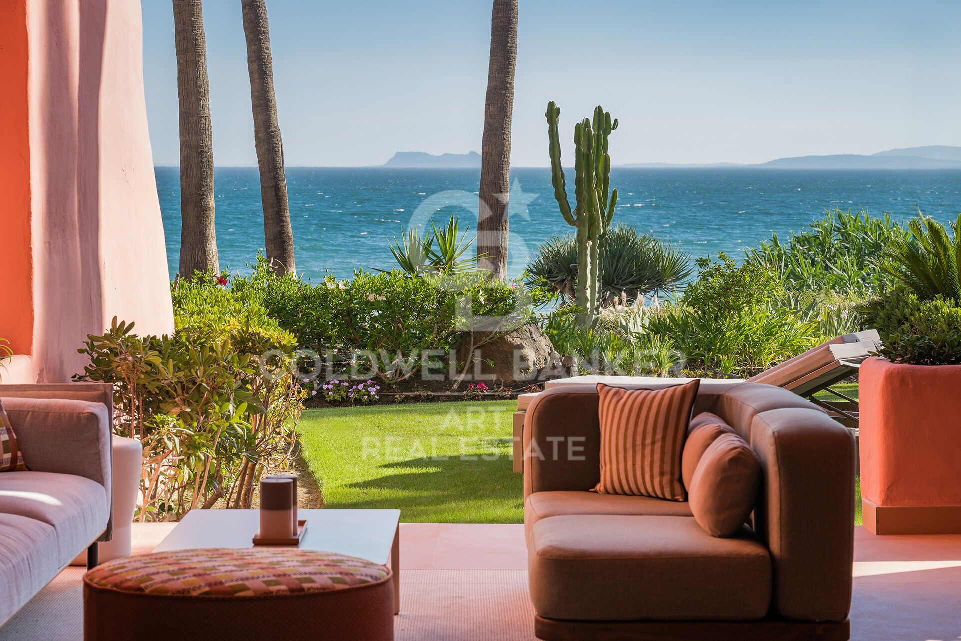Elegante vivienda reformada en primera línea de playa en Cabo Bermejo