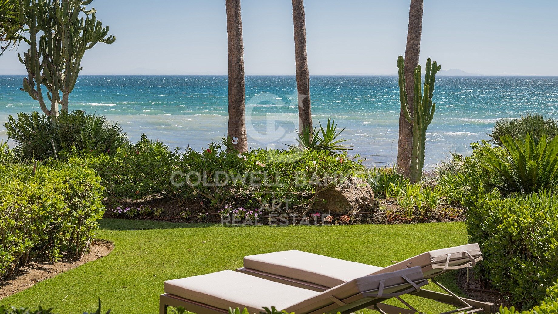 Elegante vivienda reformada en primera línea de playa en Cabo Bermejo