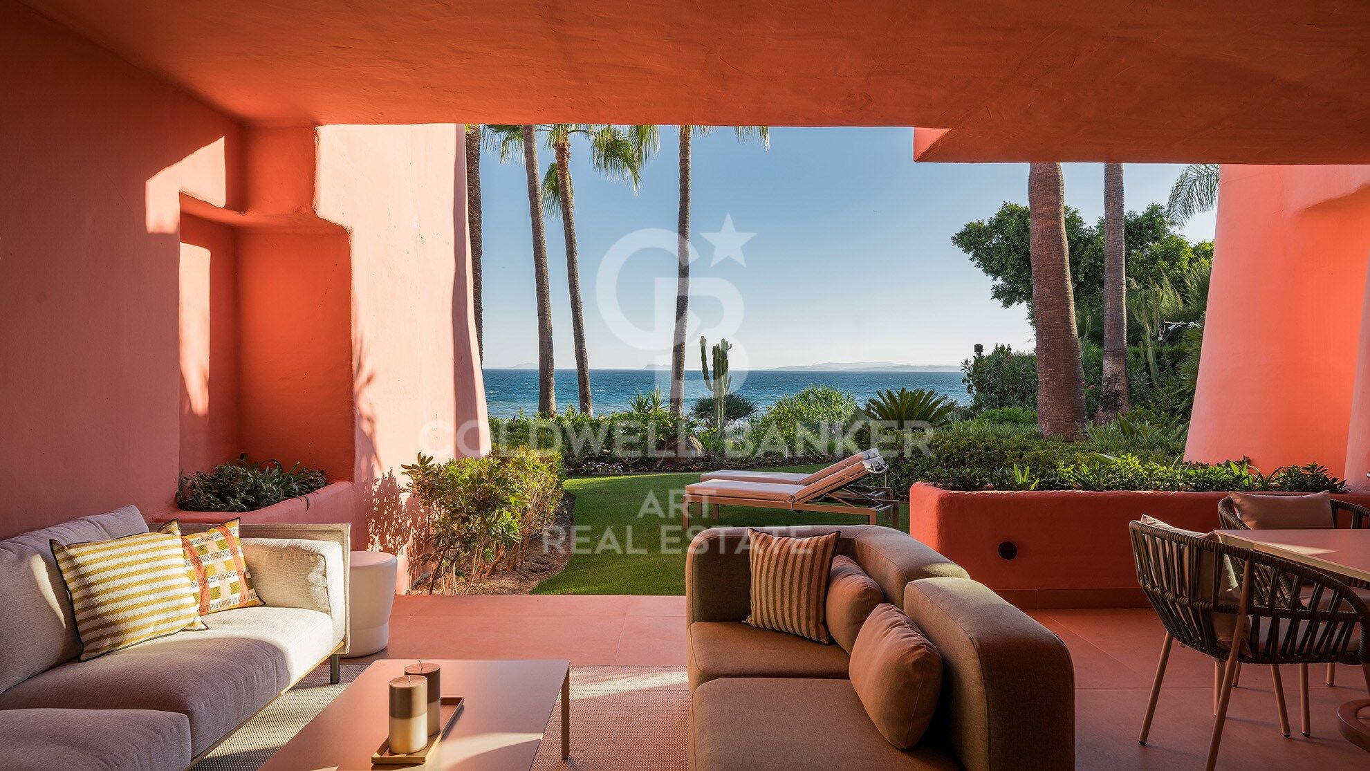 Elegante vivienda reformada en primera línea de playa en Cabo Bermejo
