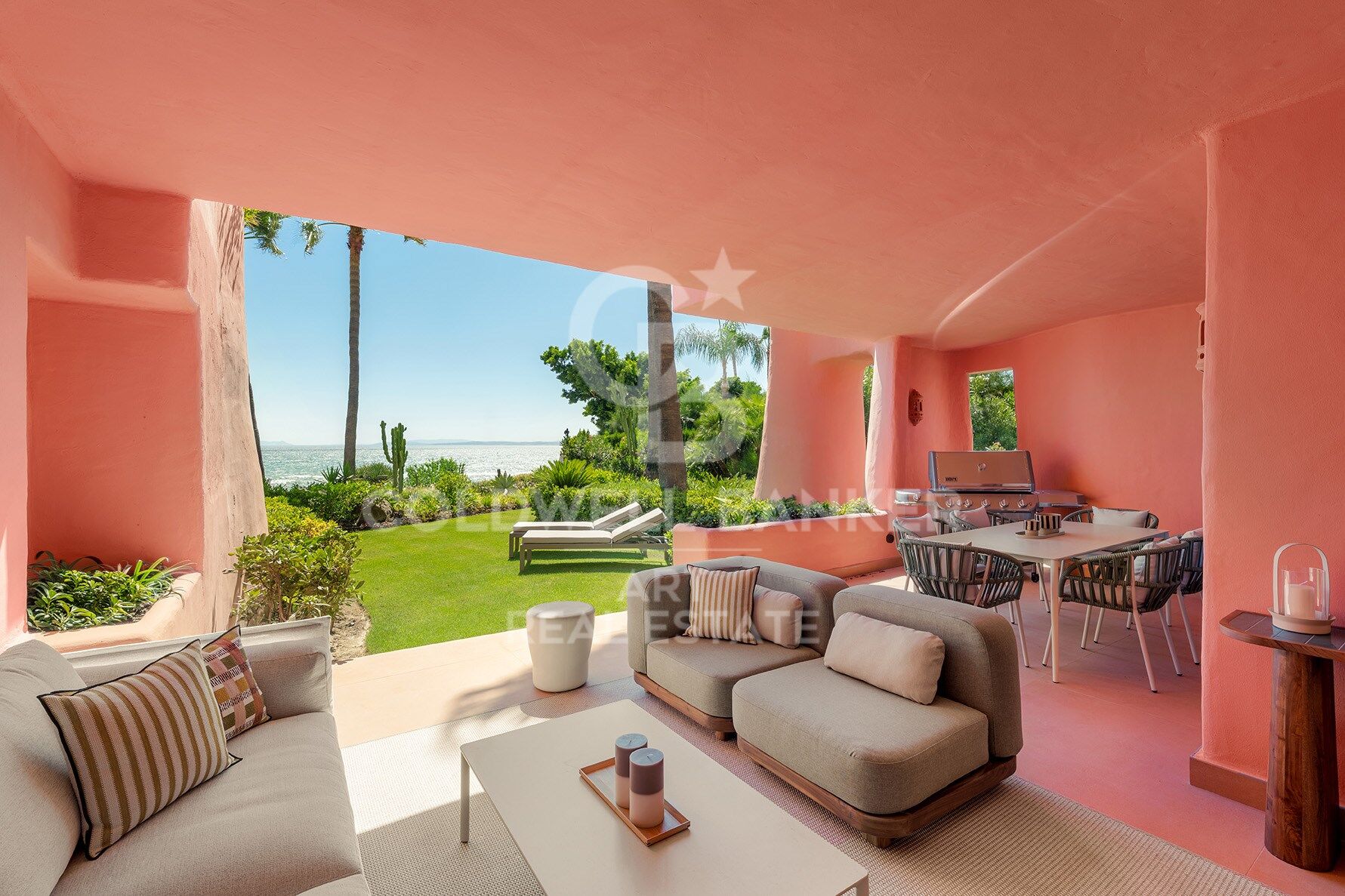 Elegante vivienda reformada en primera línea de playa en Cabo Bermejo