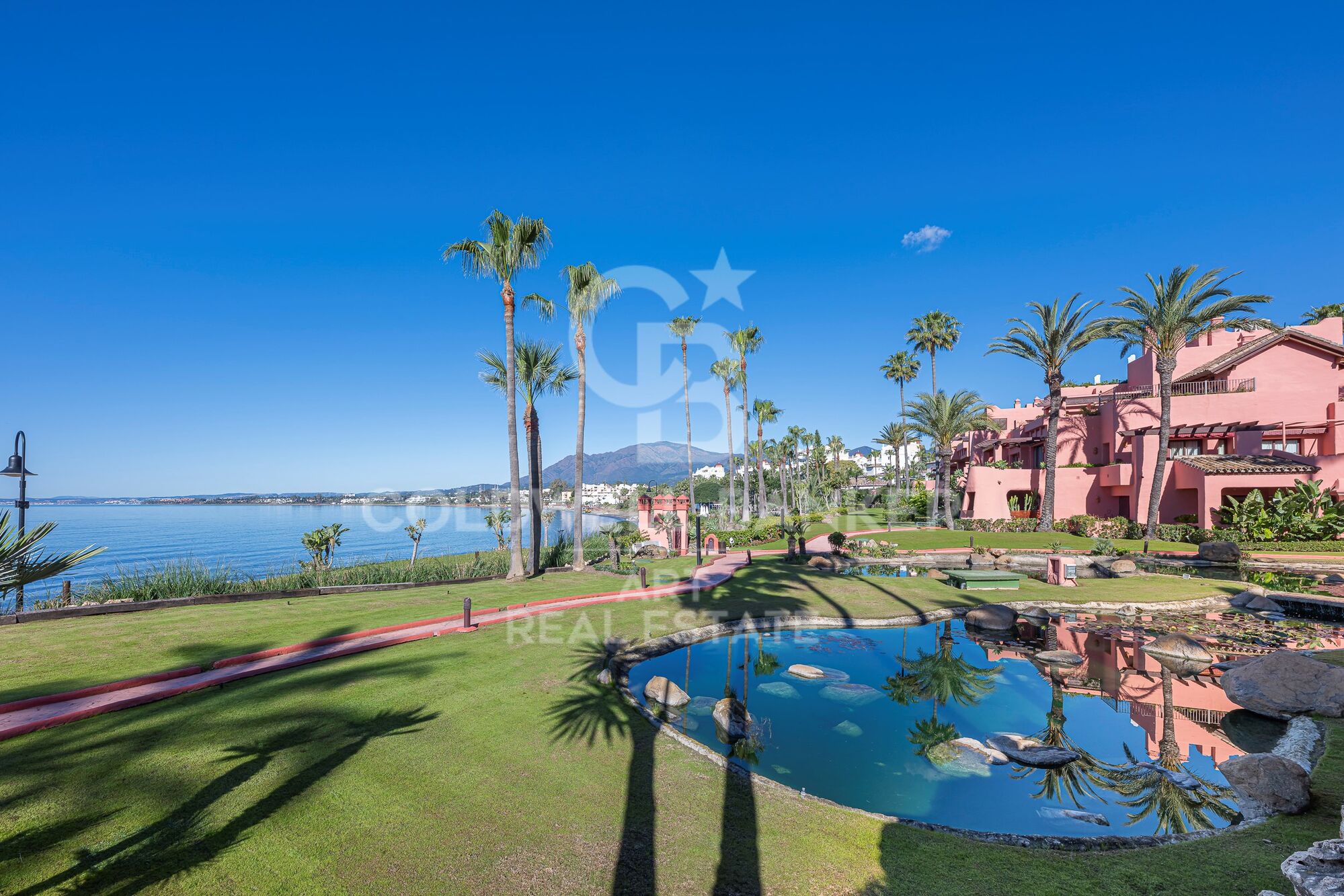 Elegante vivienda reformada en primera línea de playa en Cabo Bermejo
