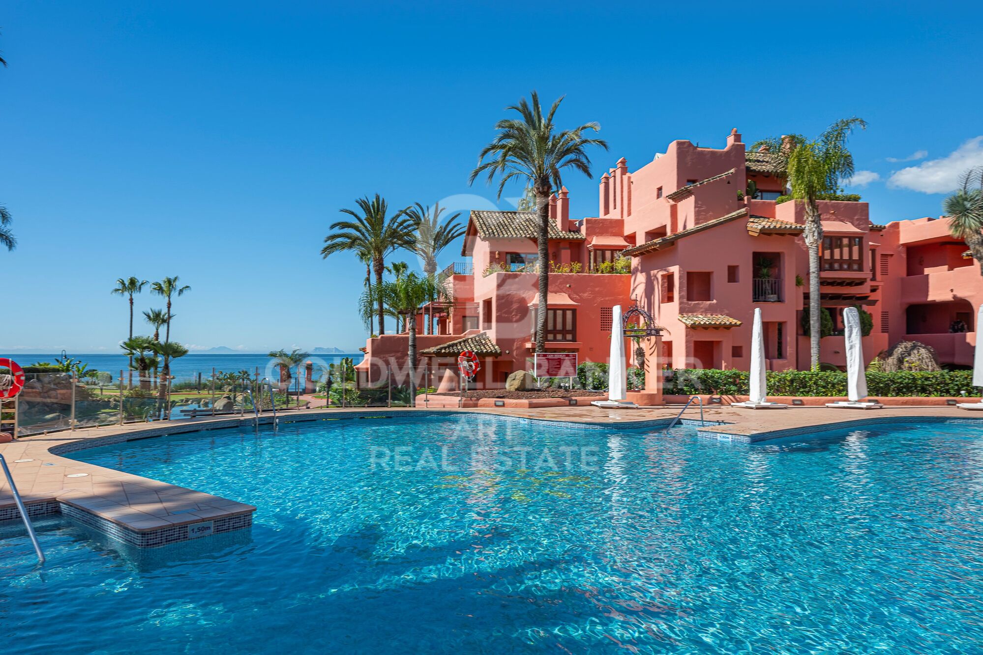 Elegante vivienda reformada en primera línea de playa en Cabo Bermejo