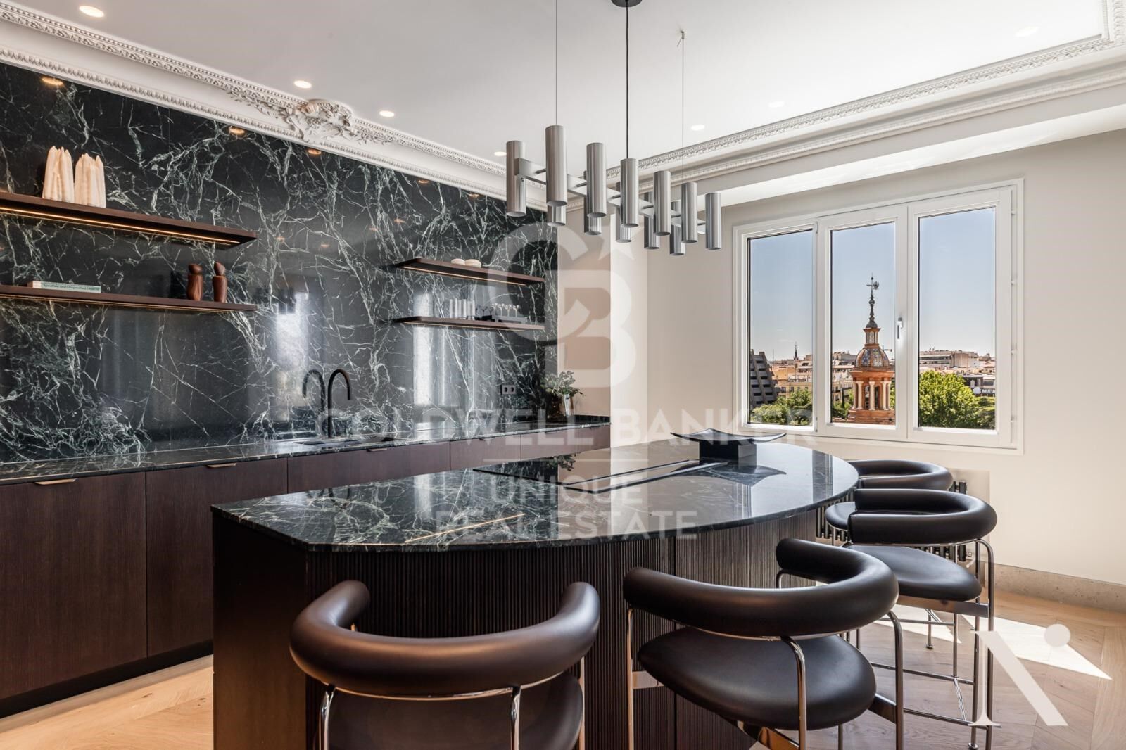 Piso con 5 habitaciones y terraza en Serrano