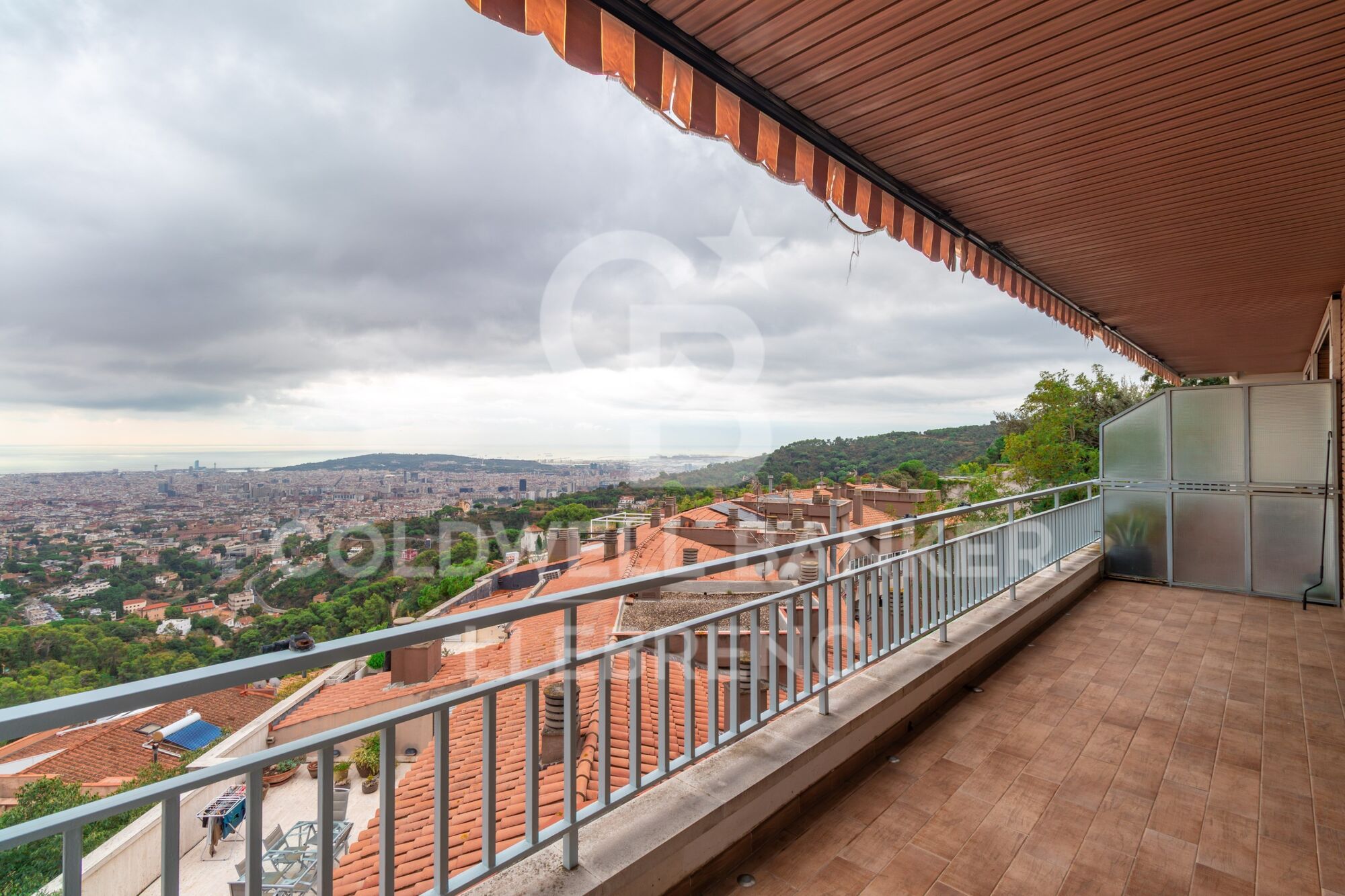 Spectacular 163 m² flat with 4 bedrooms, 30 m² terrace, parking and storage room, with impressive