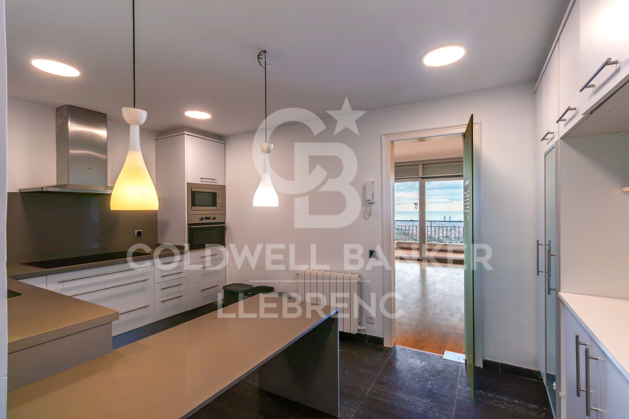 Spectacular 163 m² flat with 4 bedrooms, 30 m² terrace, parking and storage room, with impressive