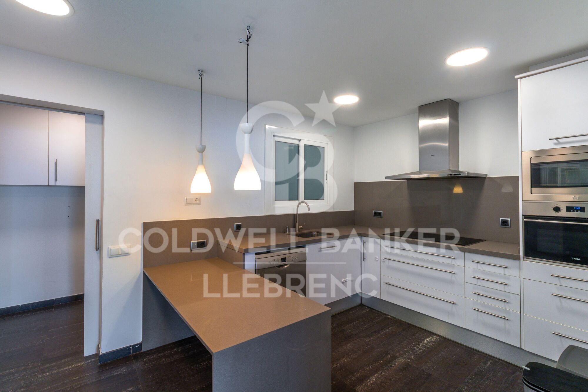 Spectacular 163 m² flat with 4 bedrooms, 30 m² terrace, parking and storage room, with impressive
