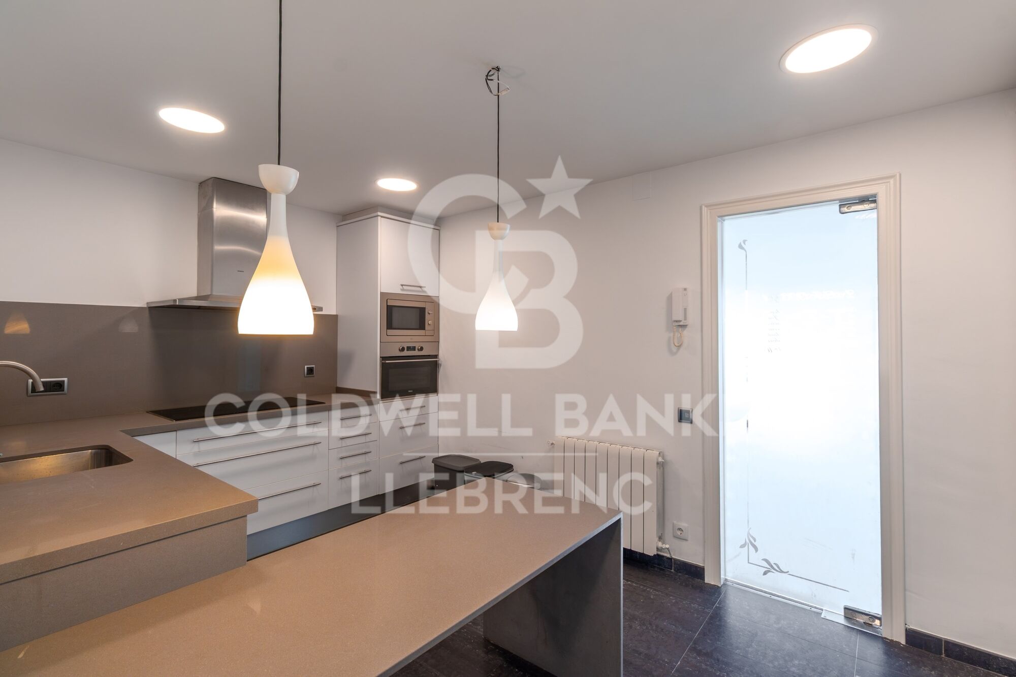 Spectacular 163 m² flat with 4 bedrooms, 30 m² terrace, parking and storage room, with impressive