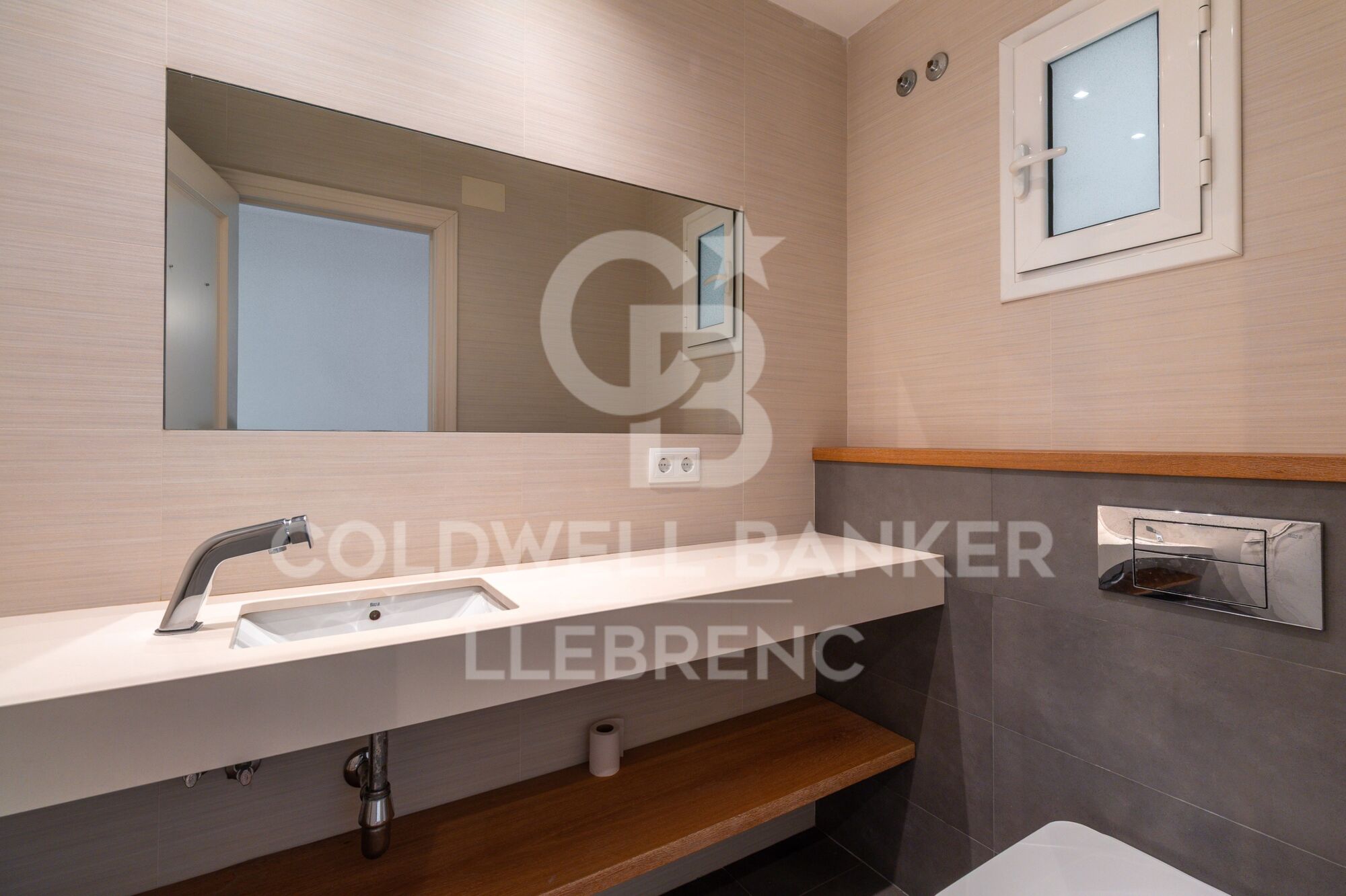 Spectacular 163 m² flat with 4 bedrooms, 30 m² terrace, parking and storage room, with impressive