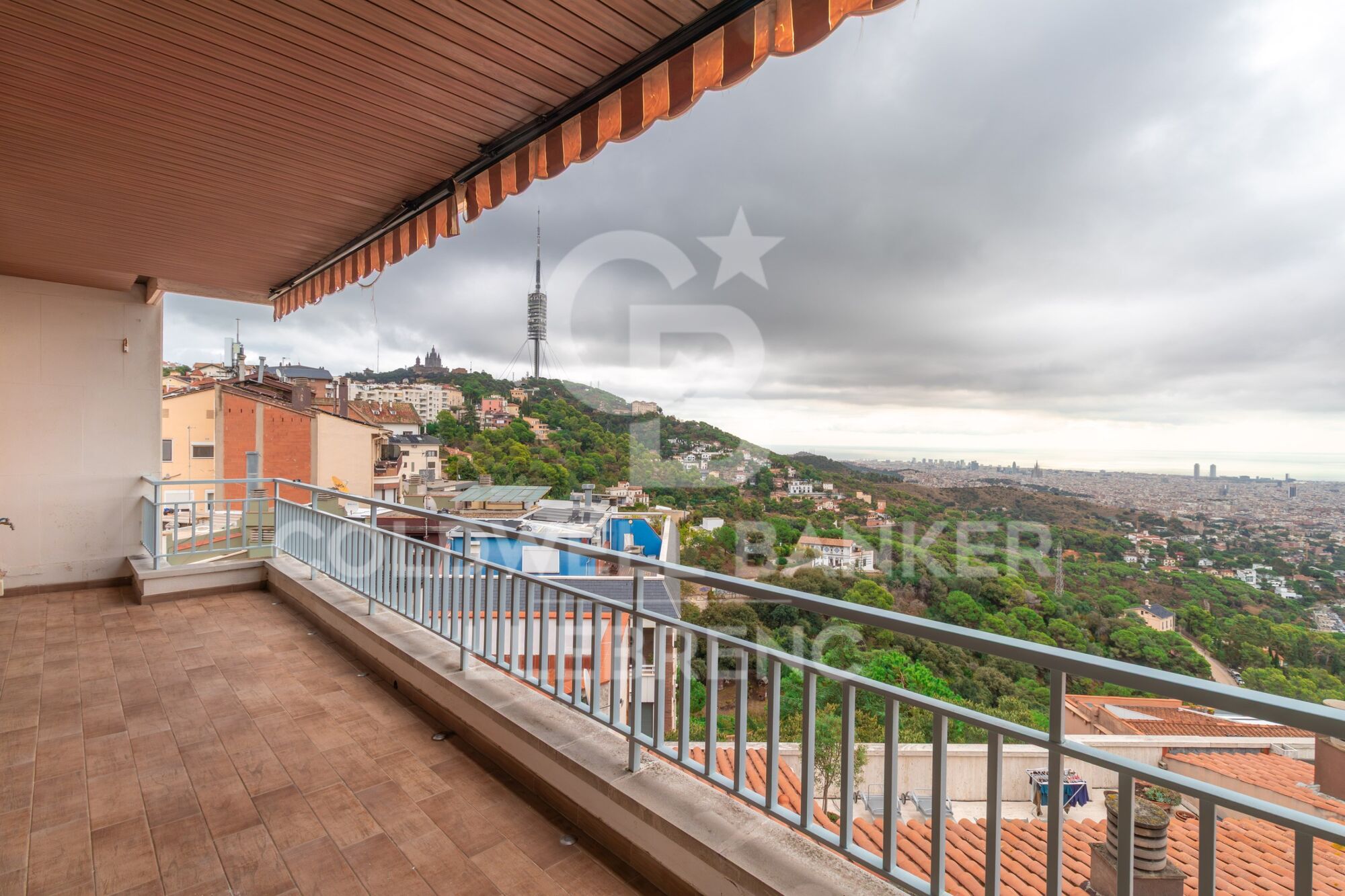 Spectacular 163 m² flat with 4 bedrooms, 30 m² terrace, parking and storage room, with impressive